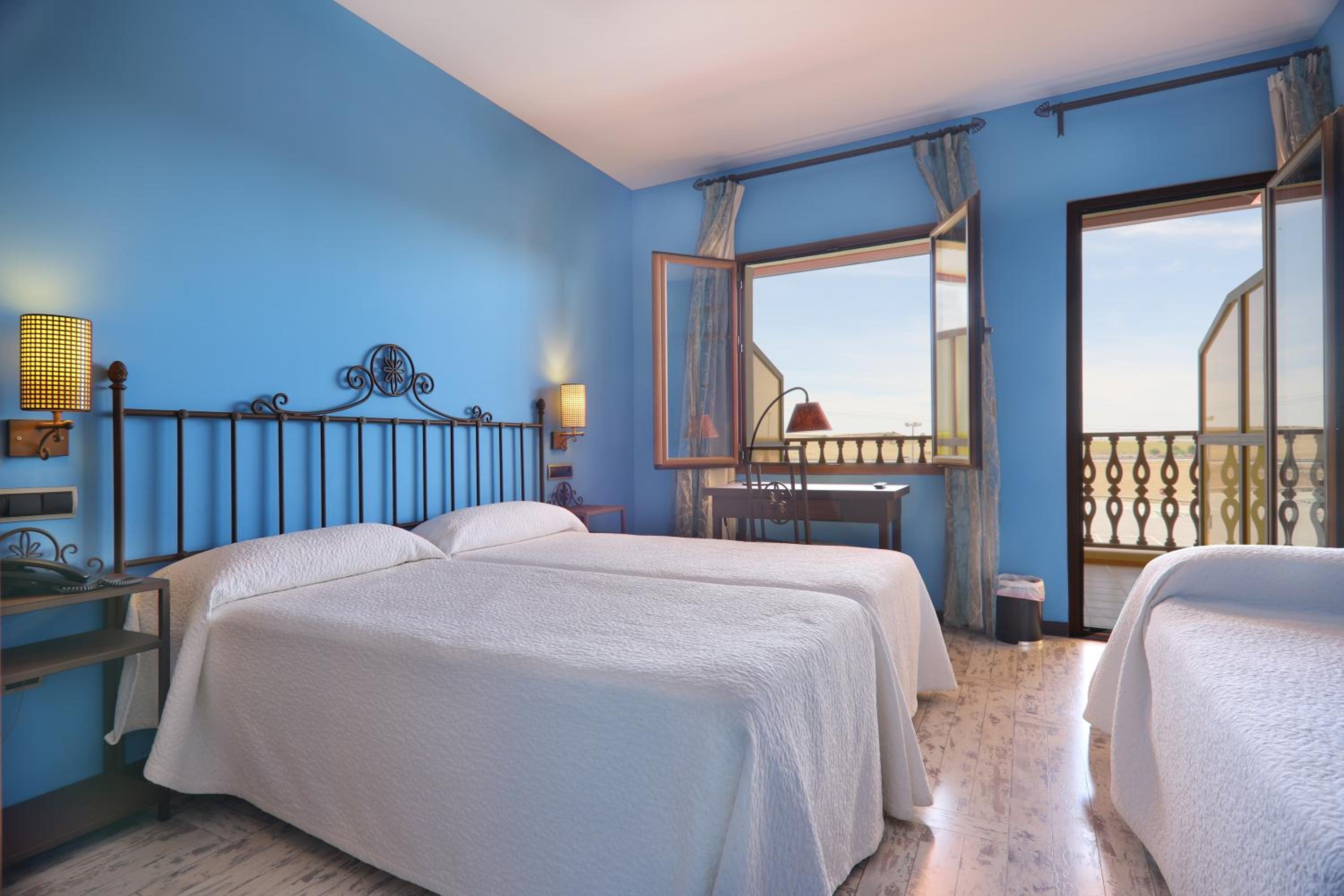 Triple Room with Terrace photo 2