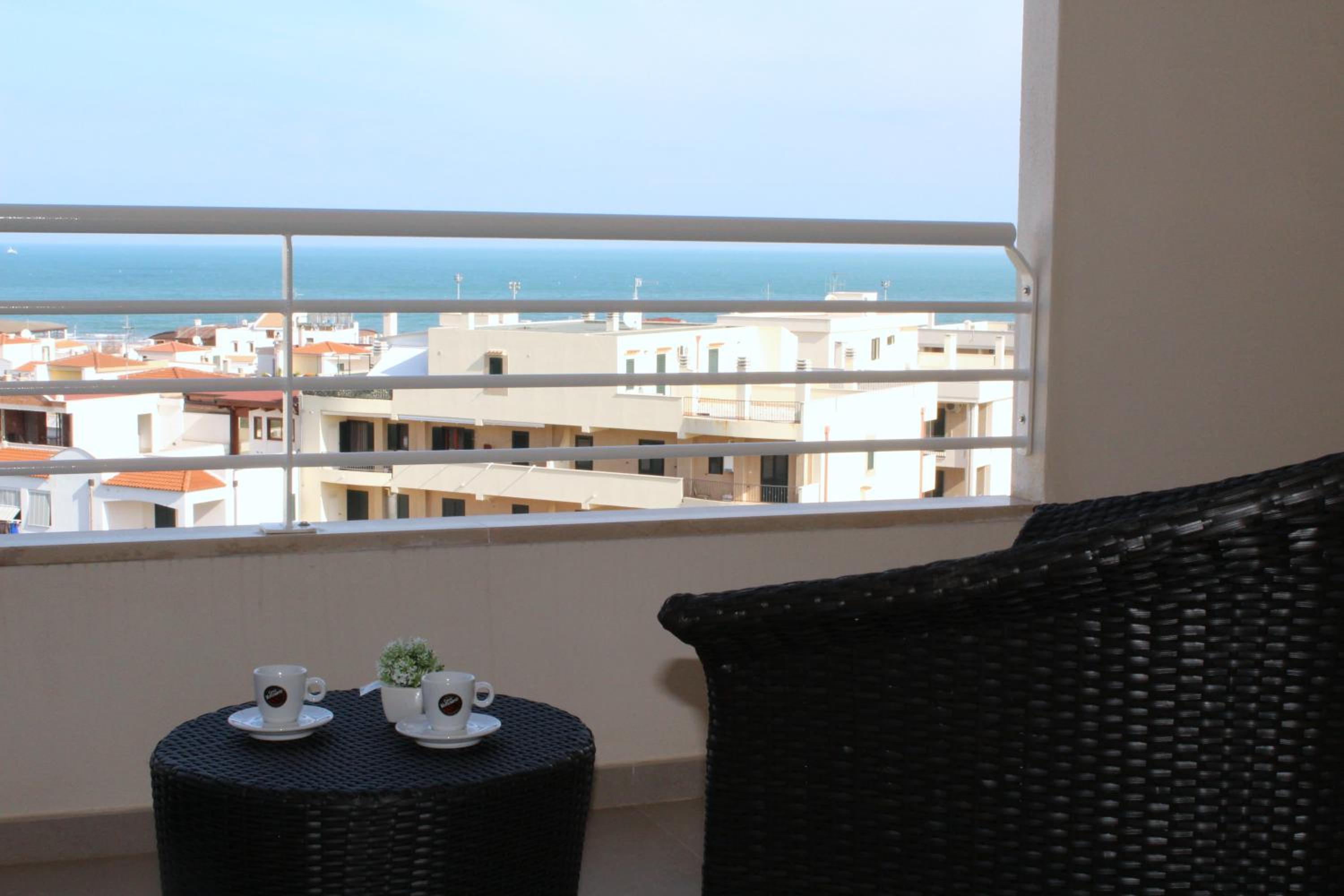 Double Room with Balcony and Sea View - Photo 21