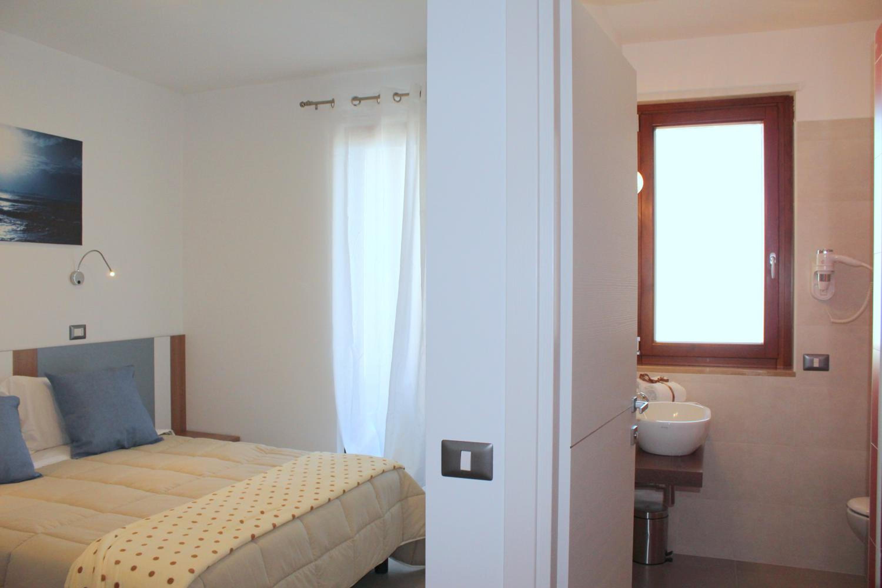 Double Room with Balcony and Sea View - Photo 20