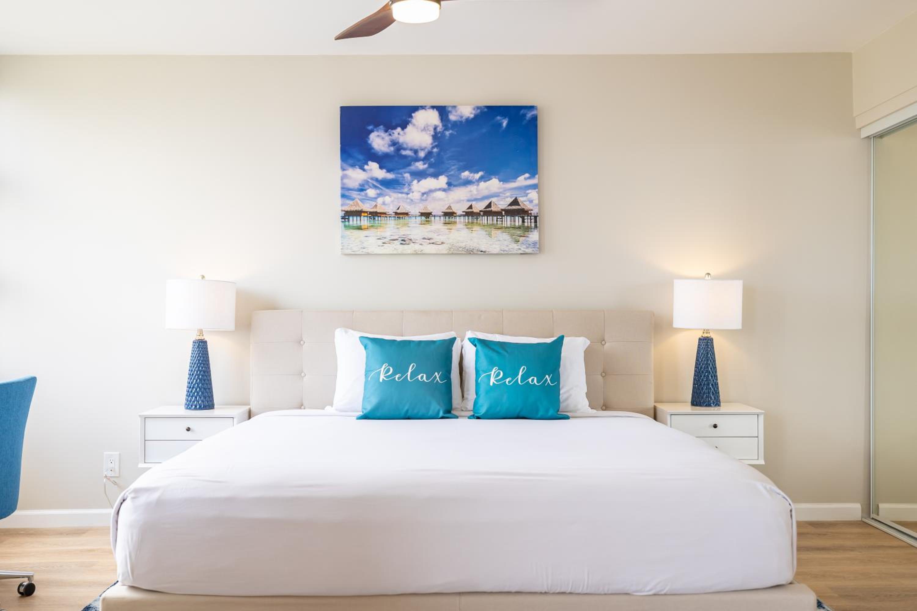 Fabulous Ocean & Diamond Head View with Pool & Parking: Apartment with Sea View photo
