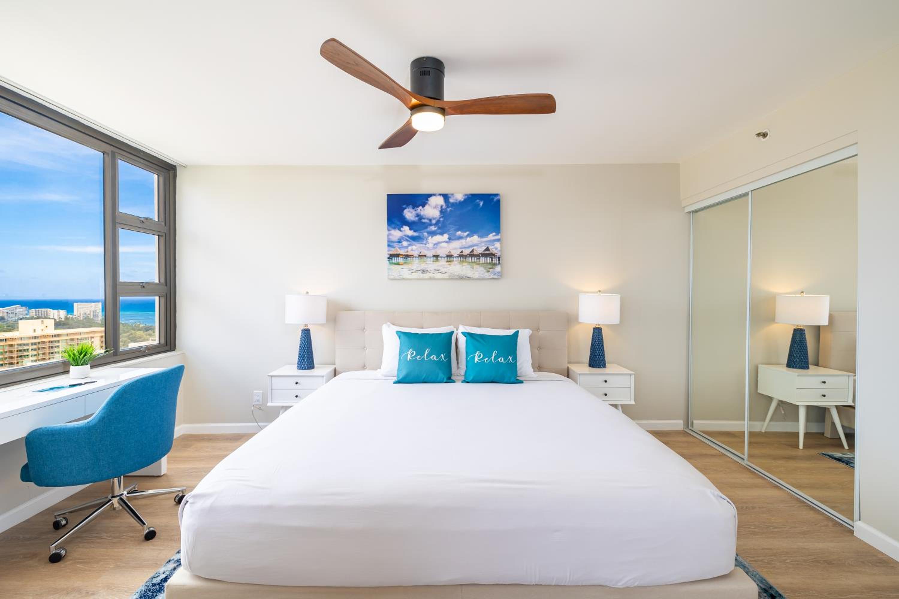 Fabulous Ocean & Diamond Head View with Pool & Parking: Apartment with Sea View photo