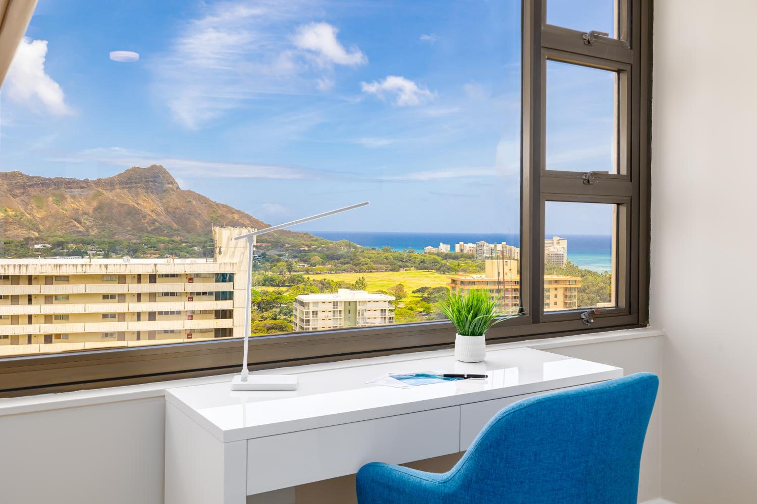 Fabulous Ocean & Diamond Head View with Pool & Parking: Apartment with Sea View photo