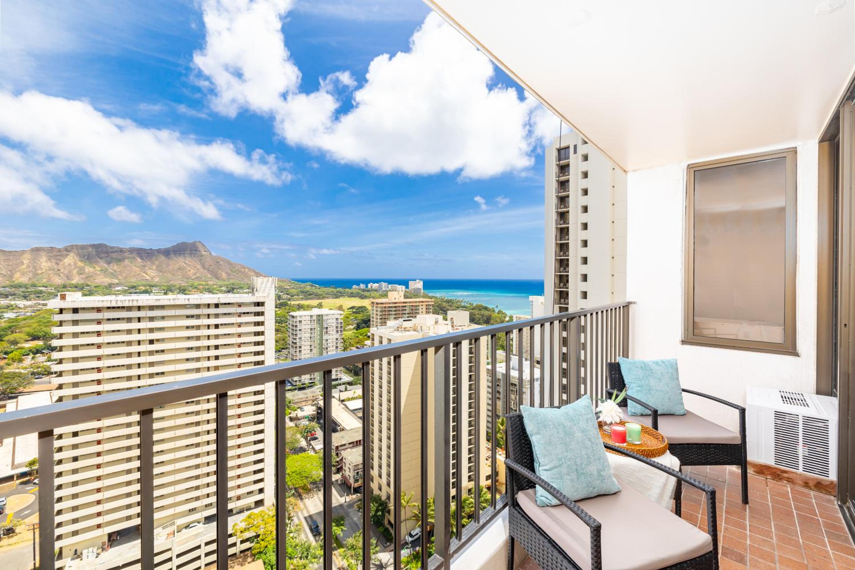 Fabulous Ocean & Diamond Head View with Pool & Parking: Apartment with Sea View photo