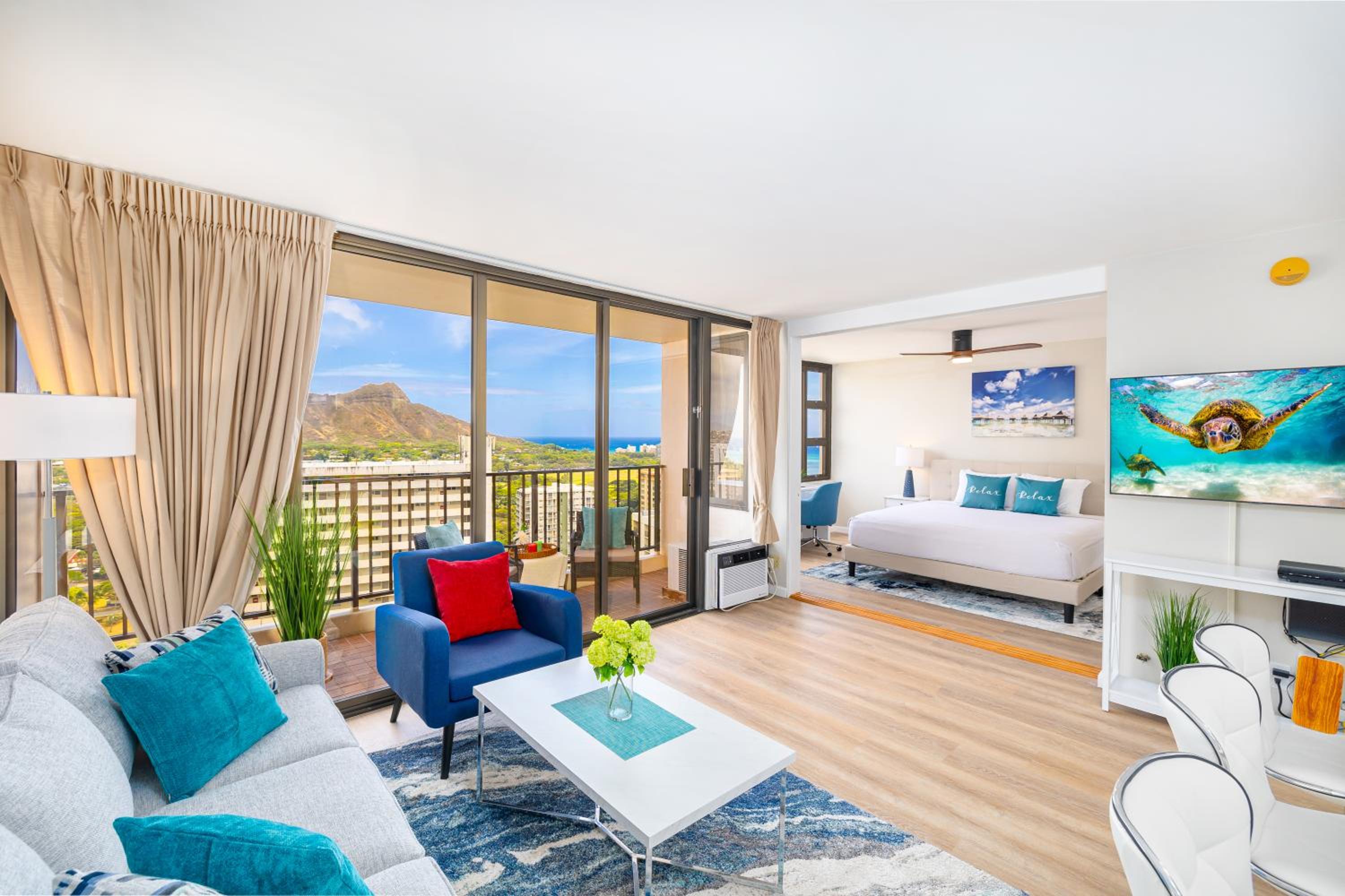 Fabulous Ocean & Diamond Head View with Pool & Parking: hotel room photo