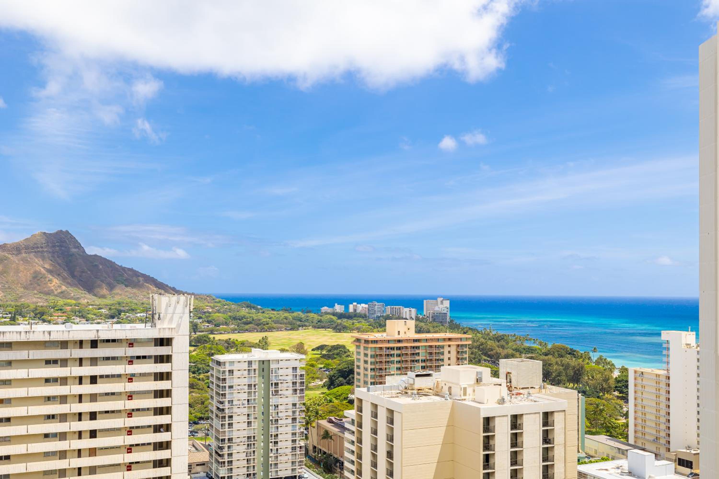 Fabulous Ocean & Diamond Head View with Pool & Parking: Apartment with Sea View photo