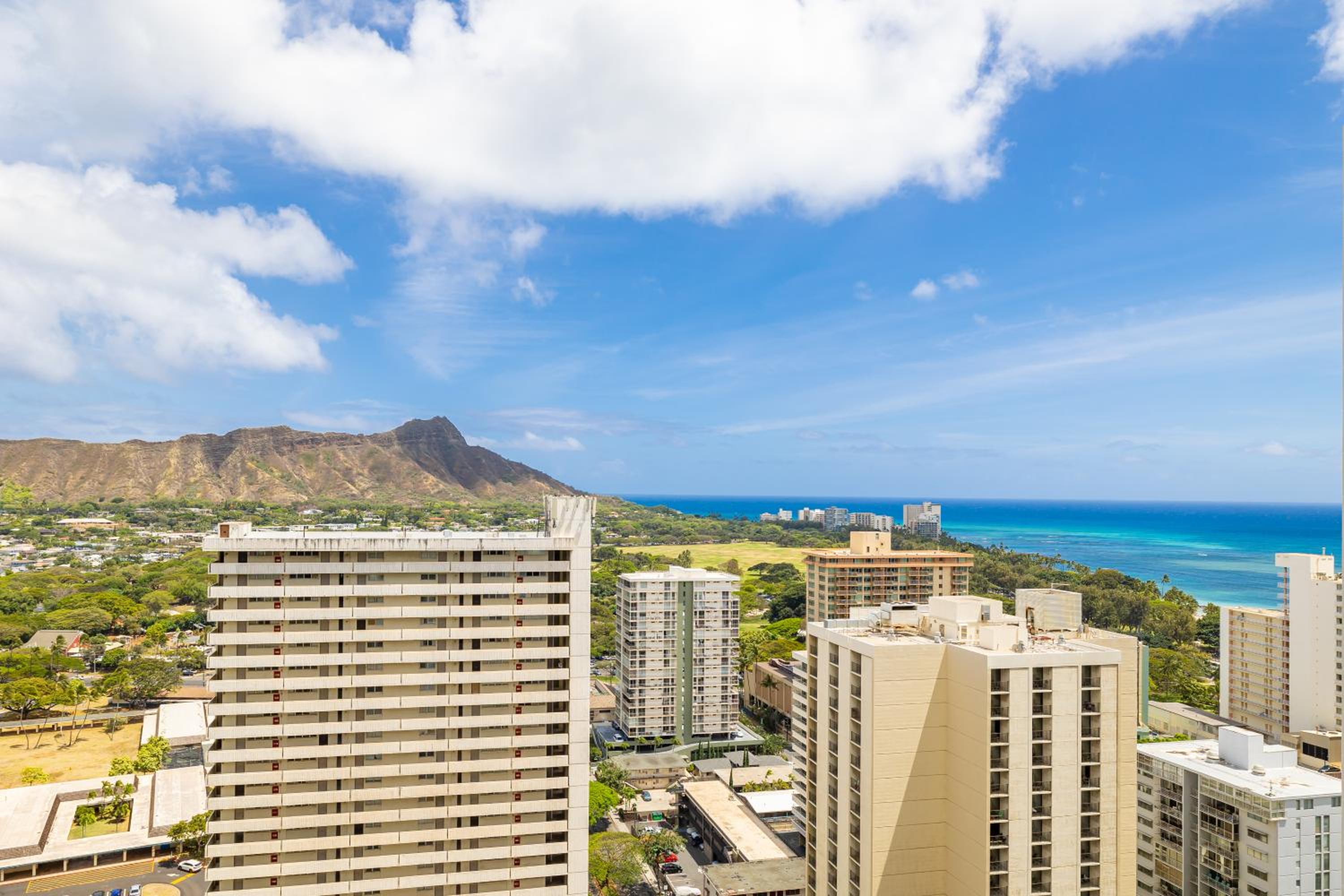Fabulous Ocean & Diamond Head View with Pool & Parking: Apartment with Sea View photo