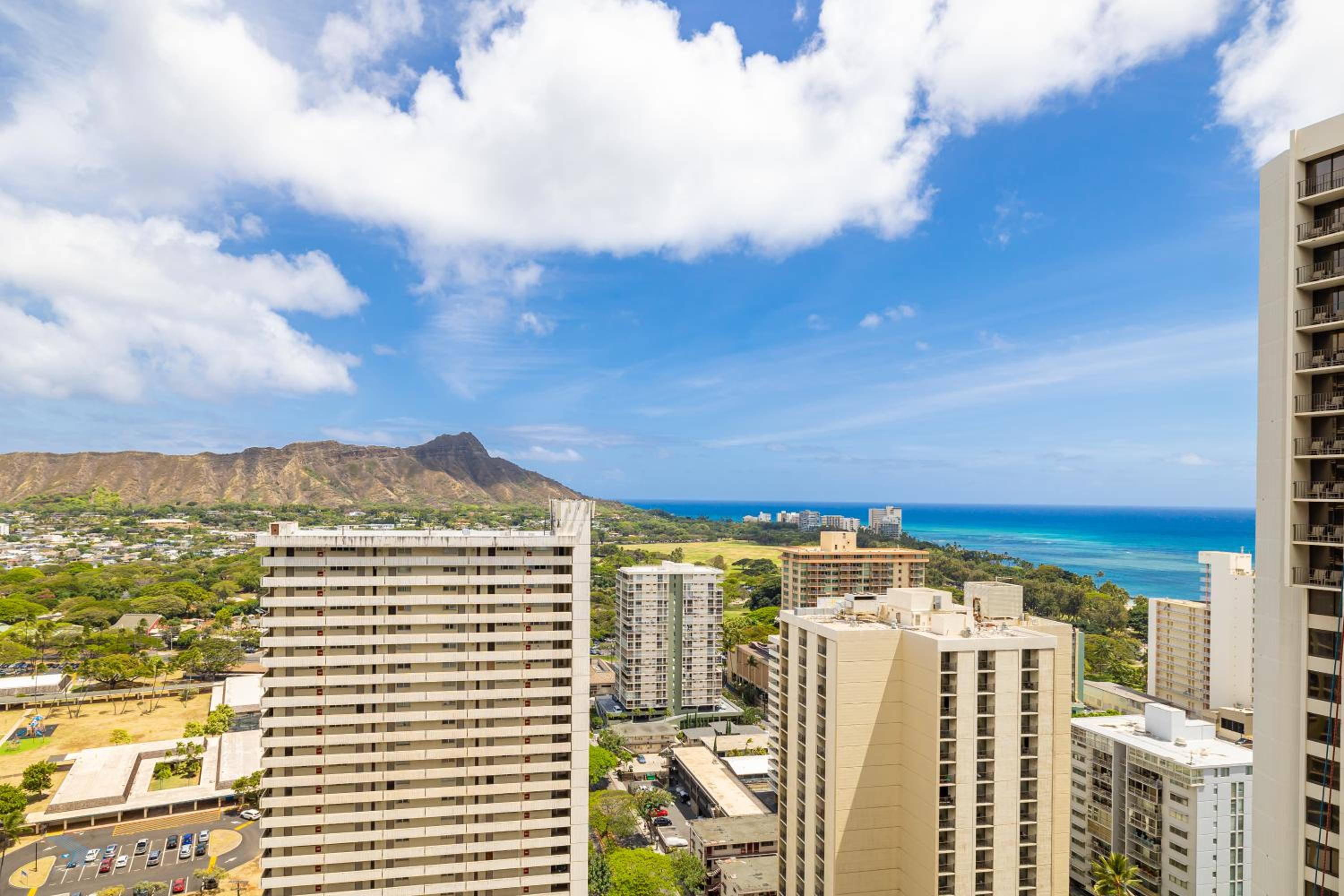 Fabulous Ocean & Diamond Head View with Pool & Parking: Apartment with Sea View photo