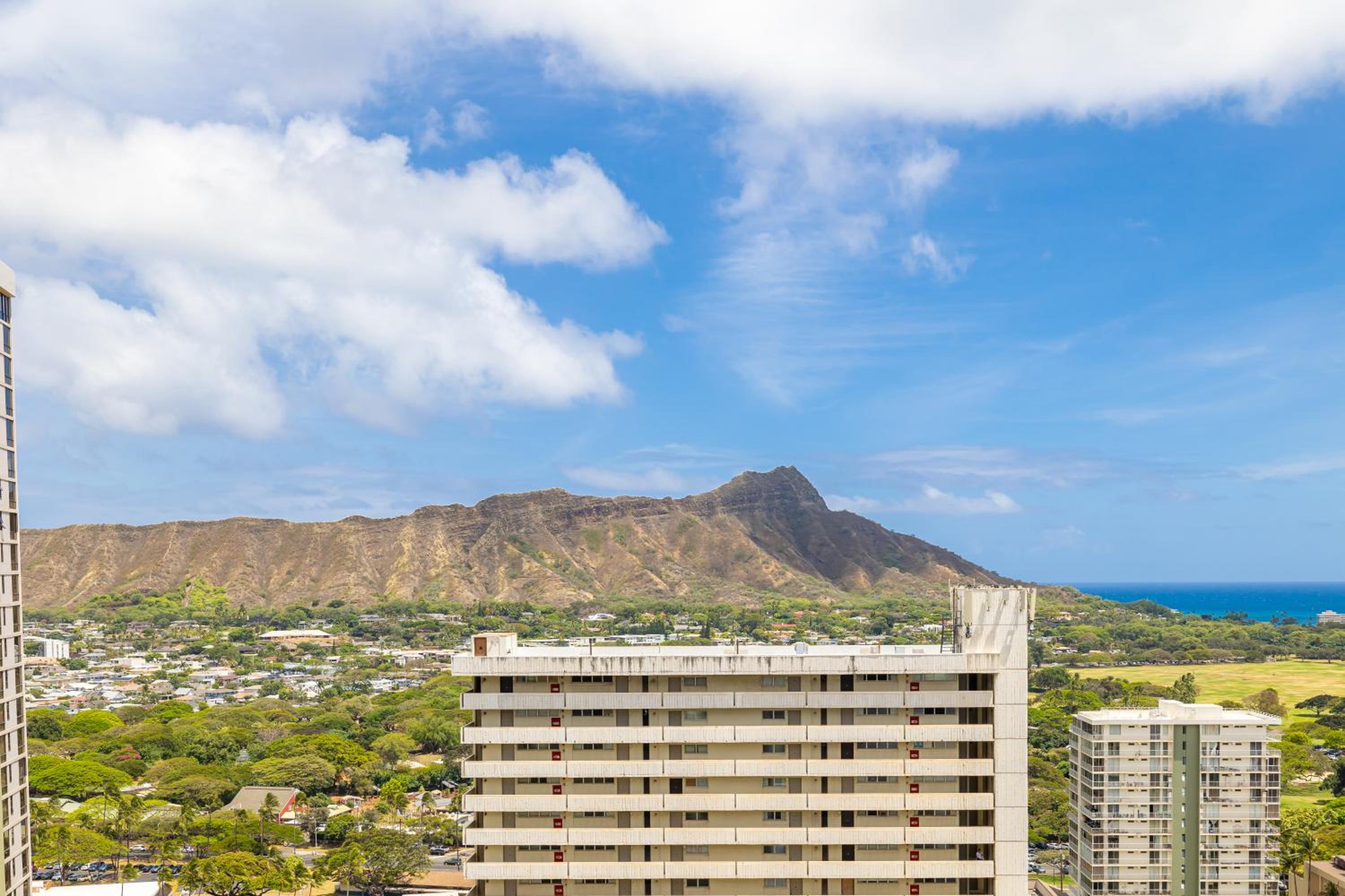 Fabulous Ocean & Diamond Head View with Pool & Parking: Apartment with Sea View photo