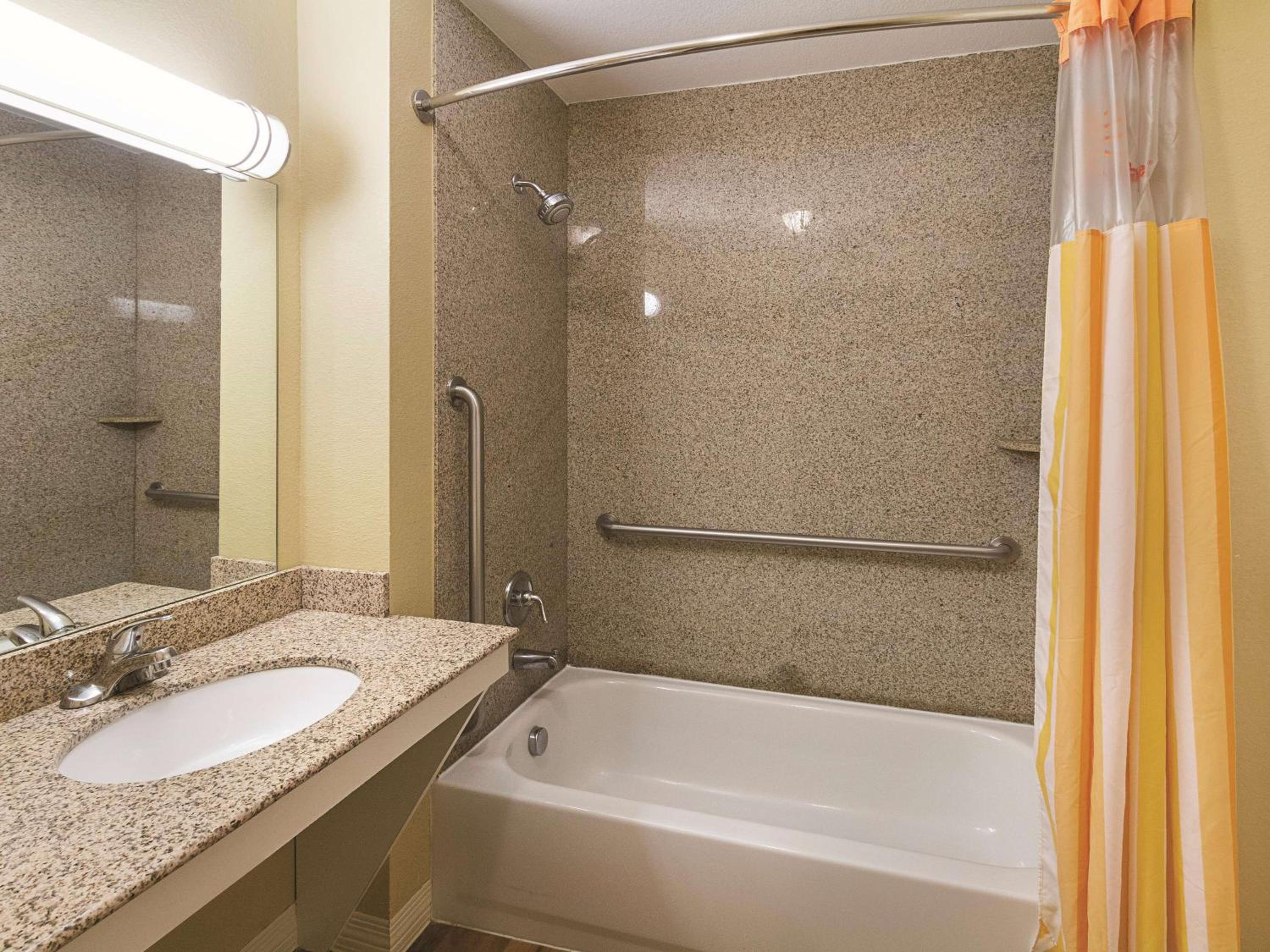 Deluxe King Room with Sofa Bed photo 3