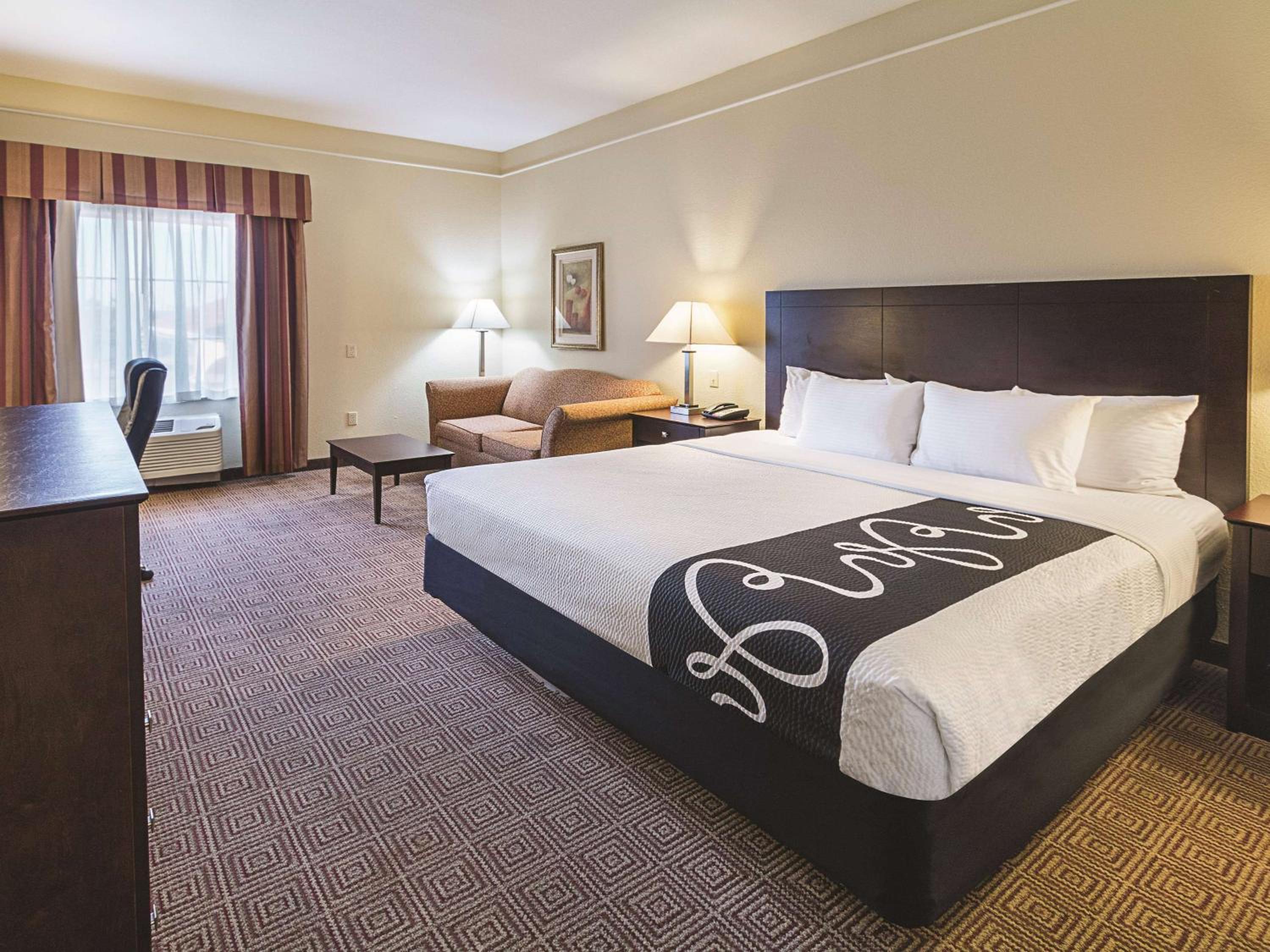 Deluxe King Room with Sofa Bed photo 2