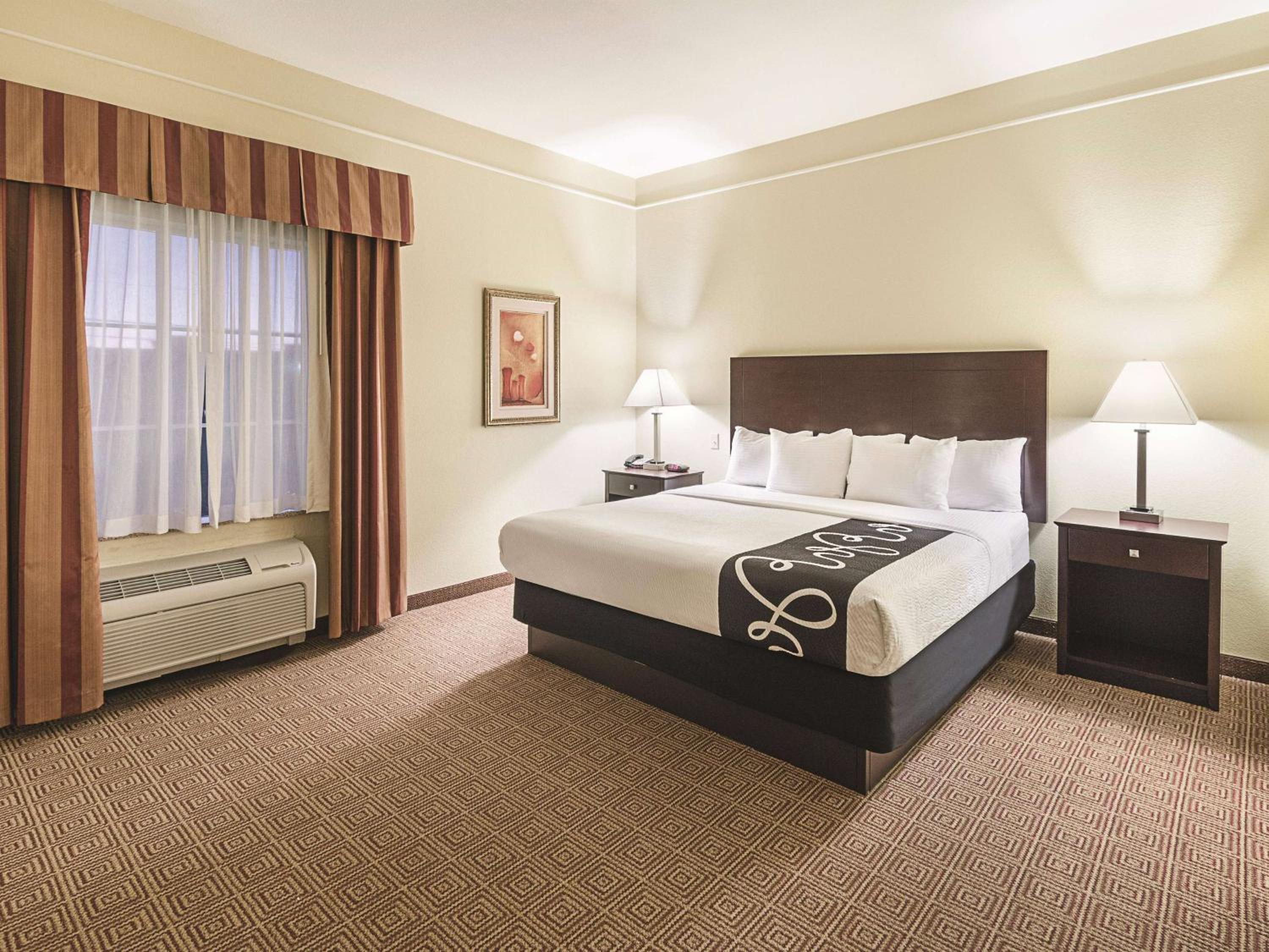 One-Bedroom King Suite with Bath Tub - Mobility/Hearing Access - Non-Smoking