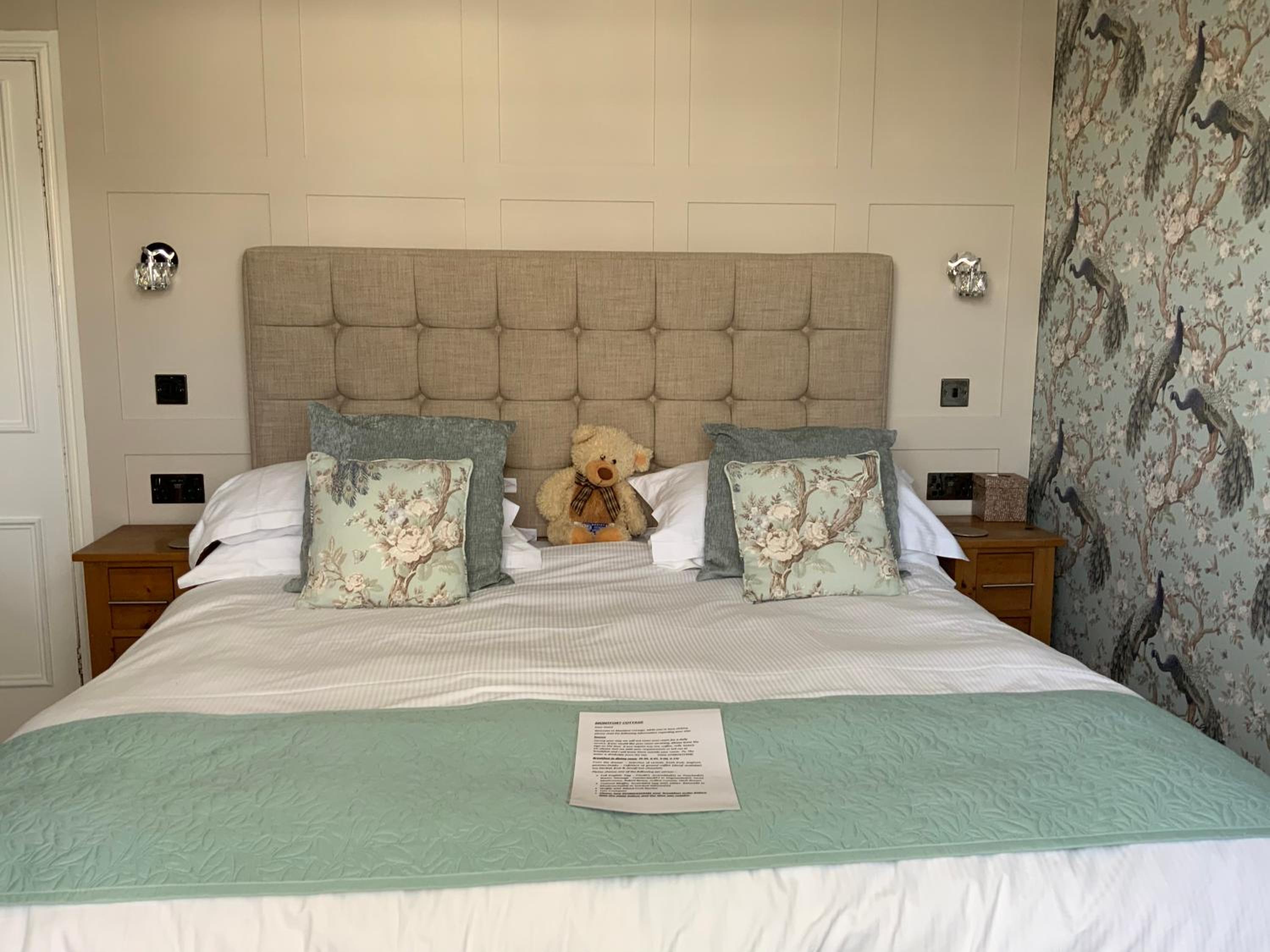 Deluxe King Room with En-suite shower room photo 1