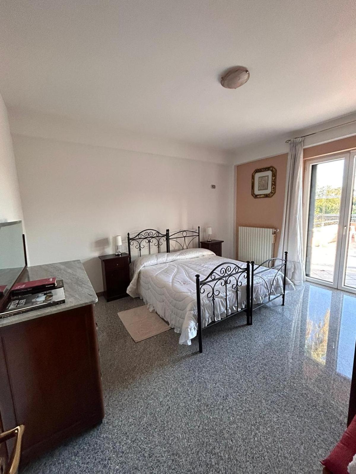 Large Double Room photo 1