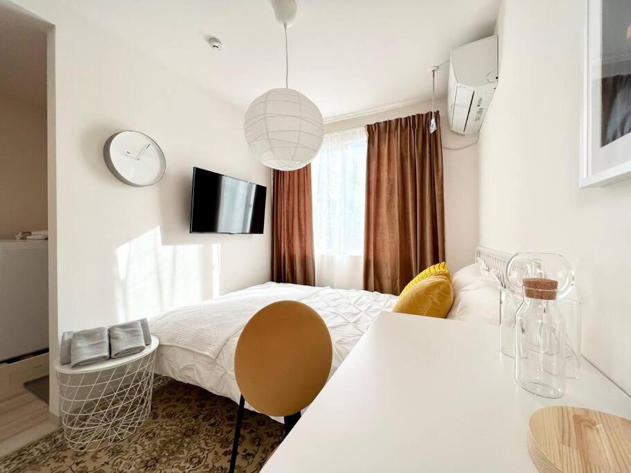 One-Bedroom Apartment photo 1