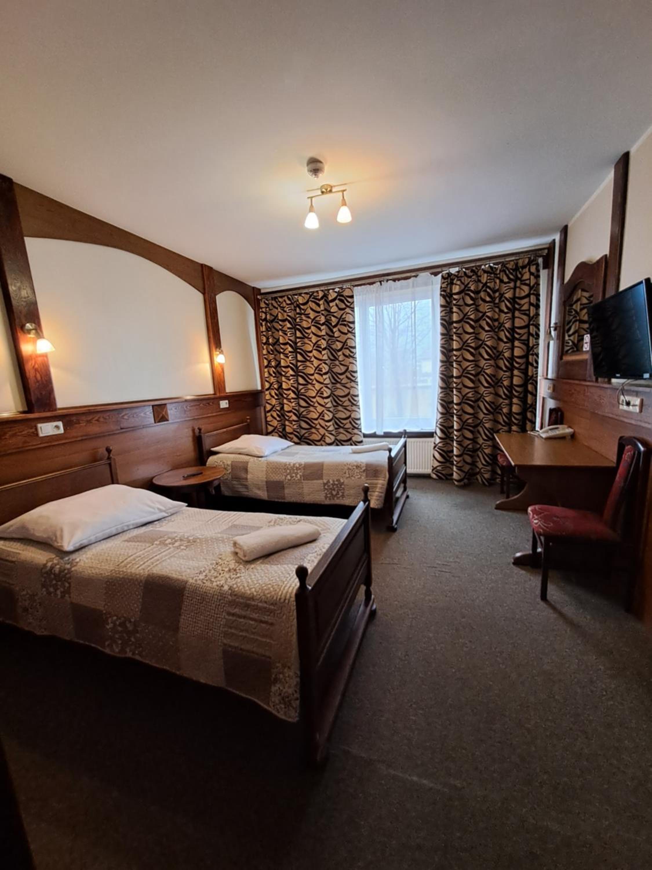 Large Twin Room - Photo 1