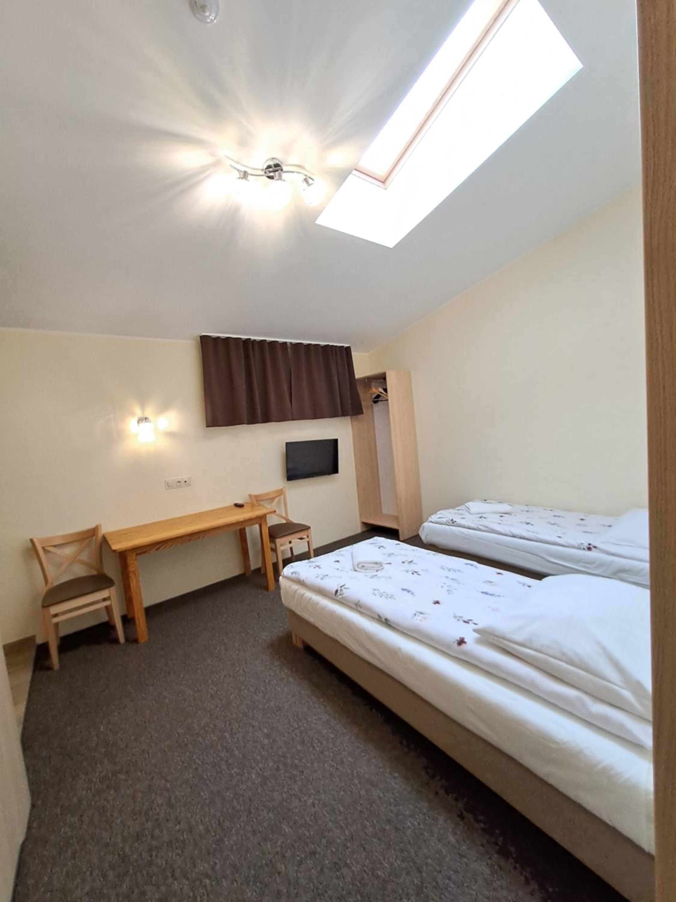 Large Twin Room - Photo 3