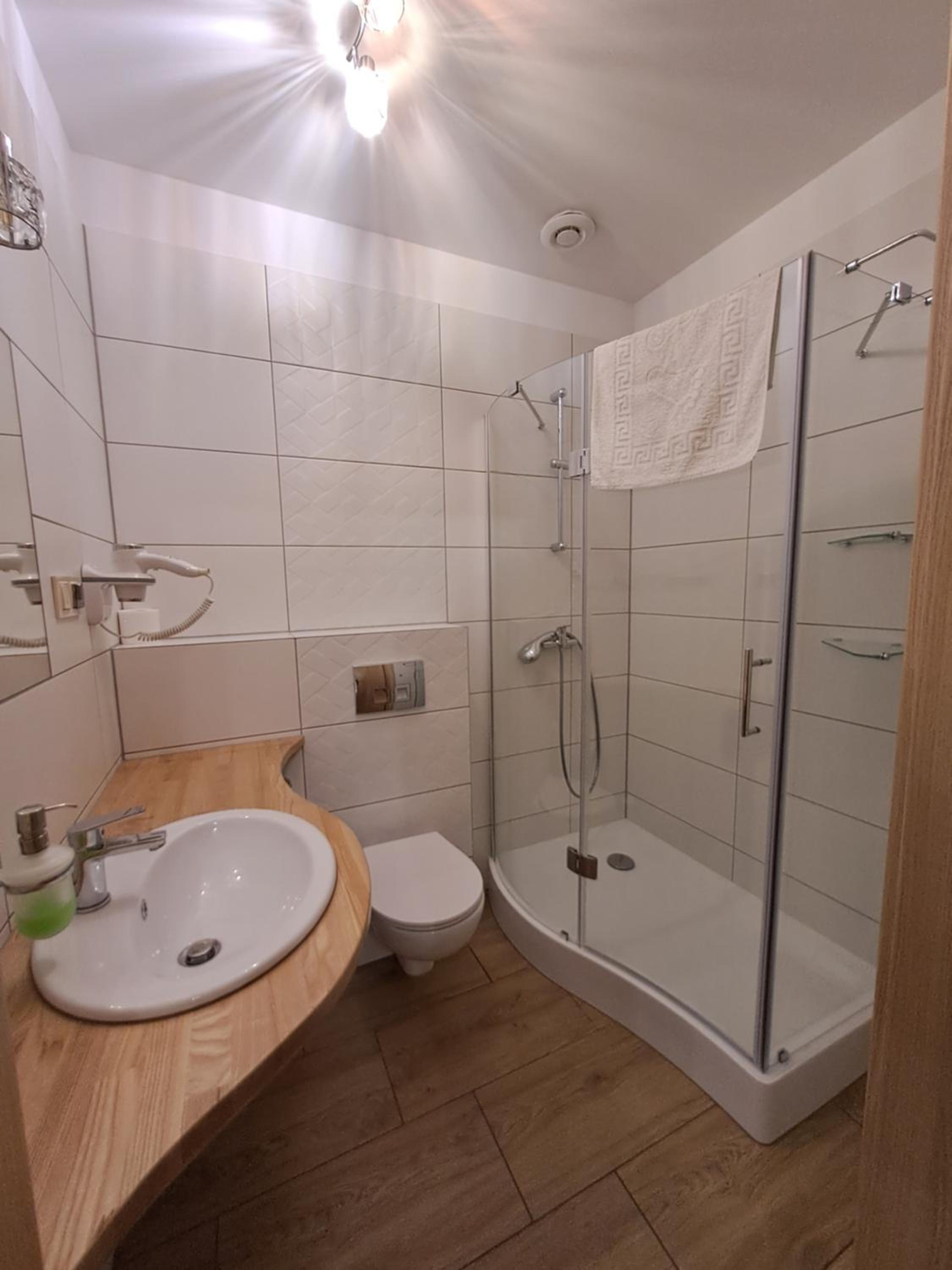 Large Twin Room - Photo 8