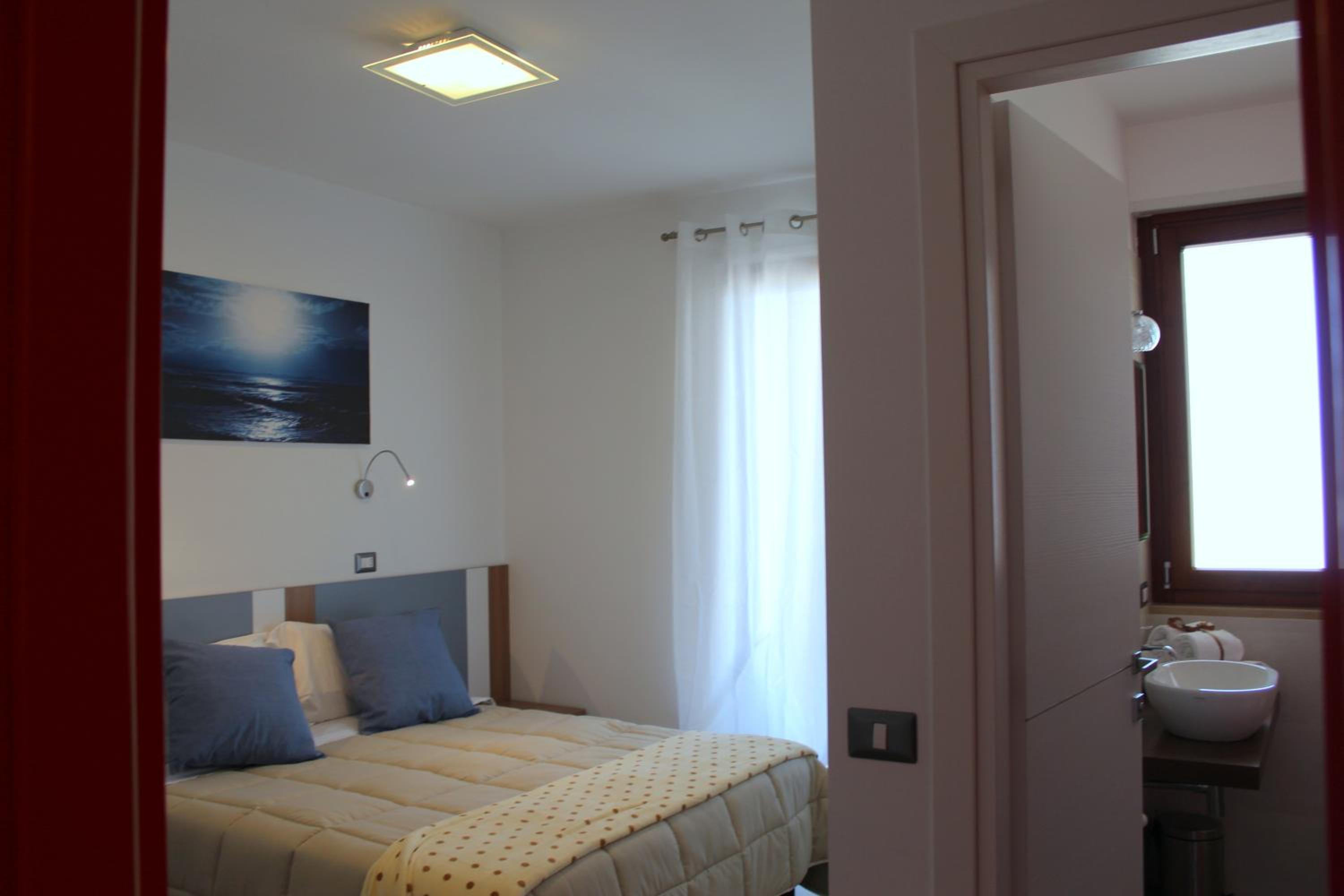 Double Room with Balcony and Sea View - Photo 7