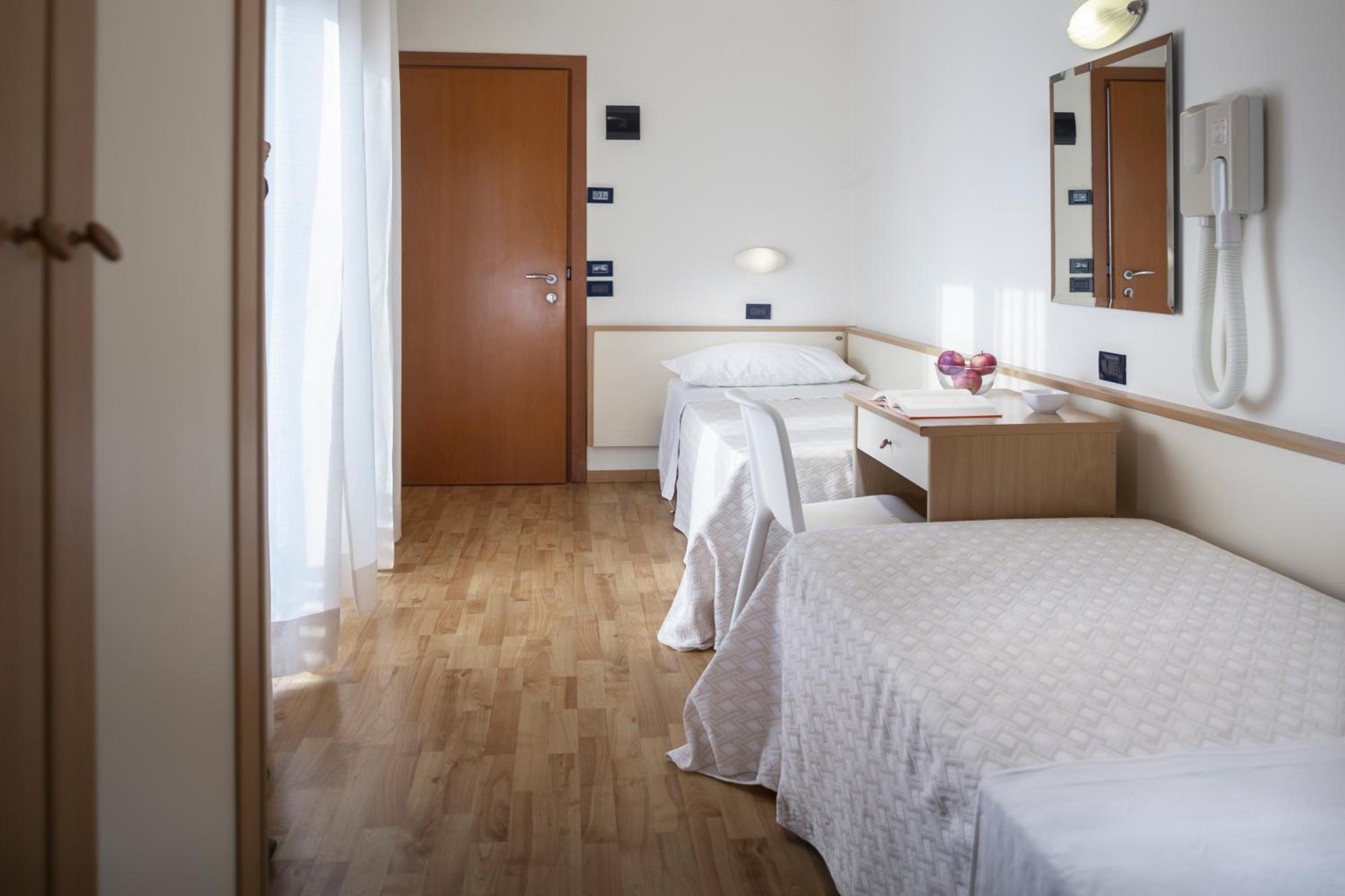 Twin Room - Photo 3