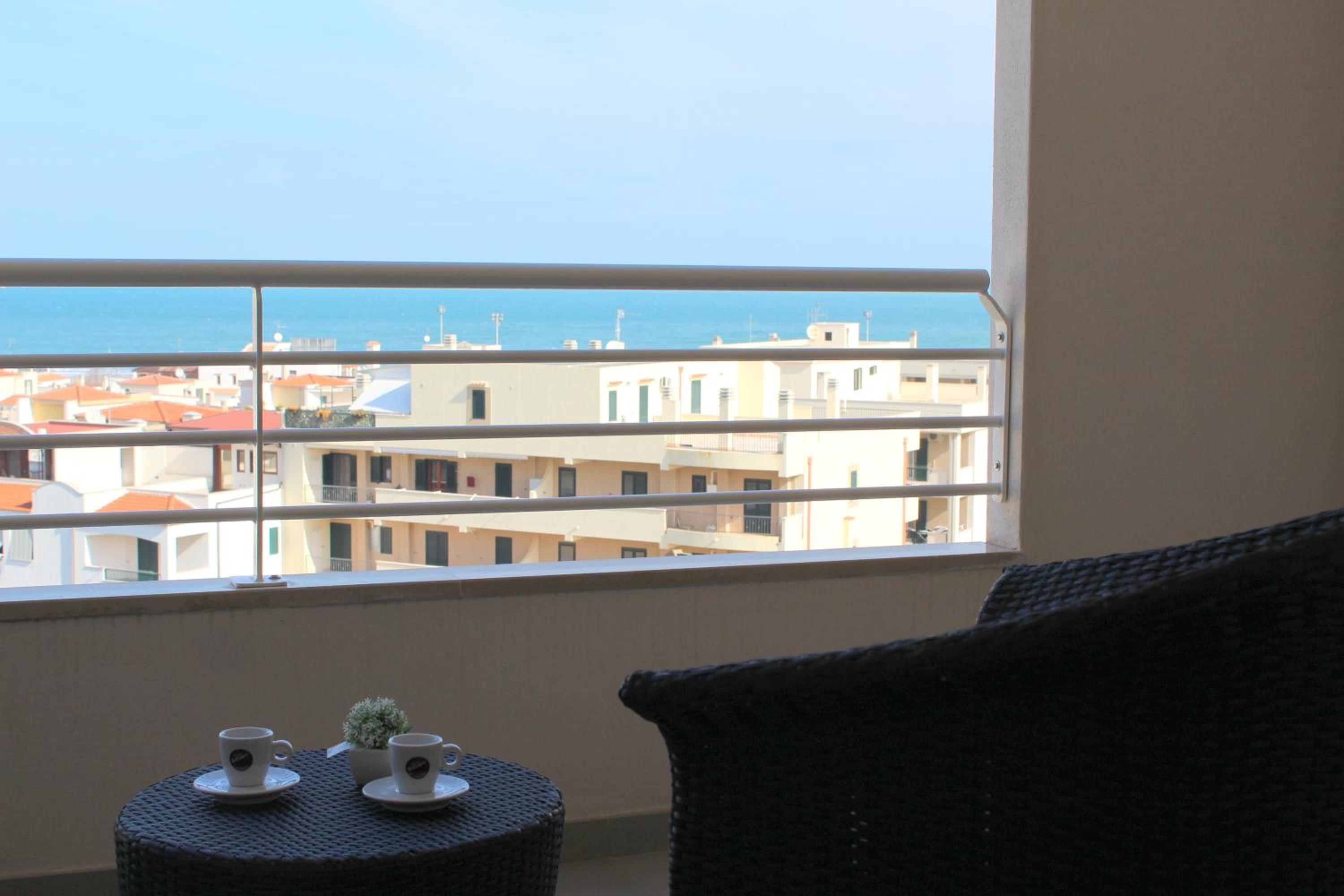Double Room with Balcony and Sea View - Photo 16