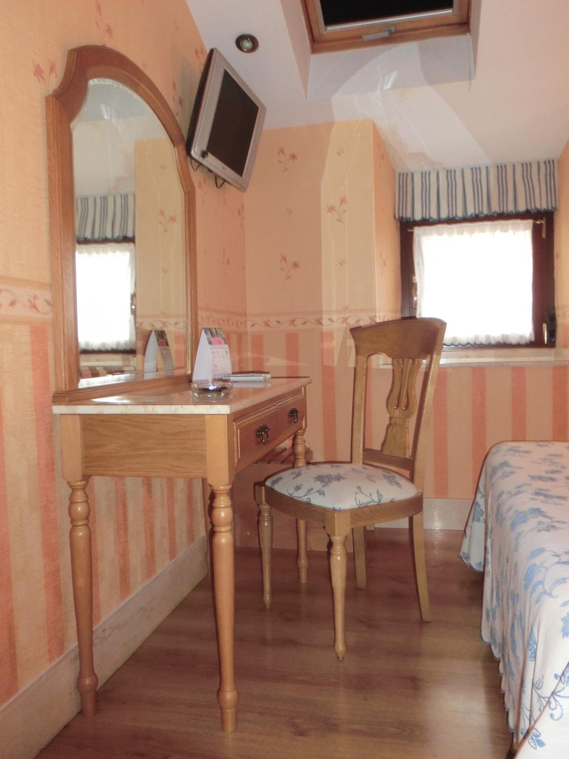 Standard Queen Room photo 3