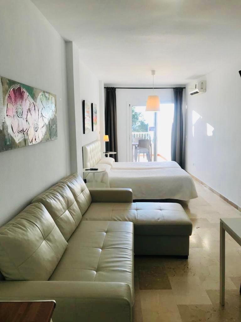 Estudio con vista al mar