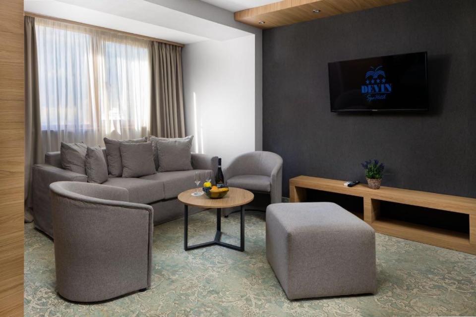 One-Bedroom Suite with Balcony photo 3