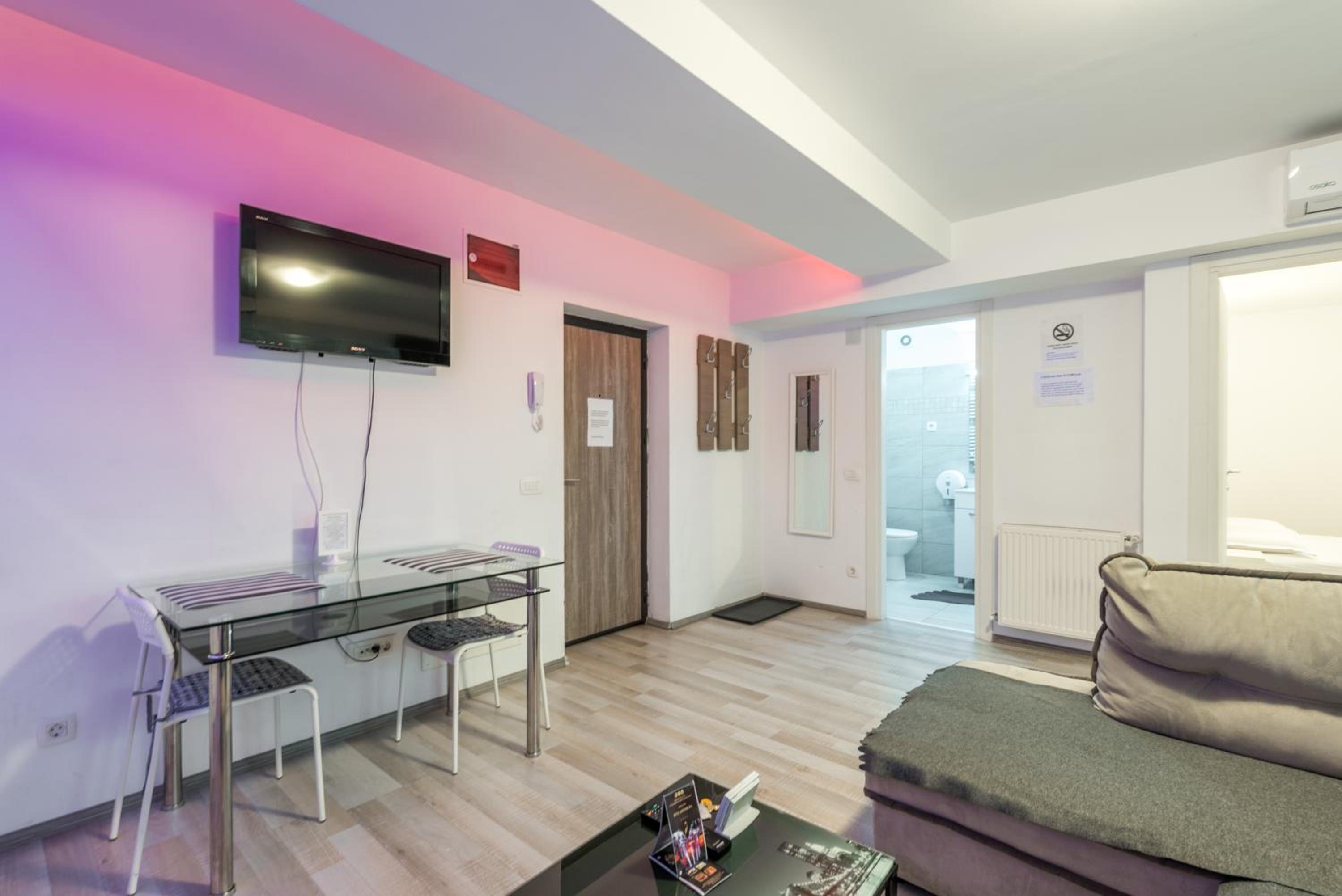 Apartment with Balcony - Photo 6