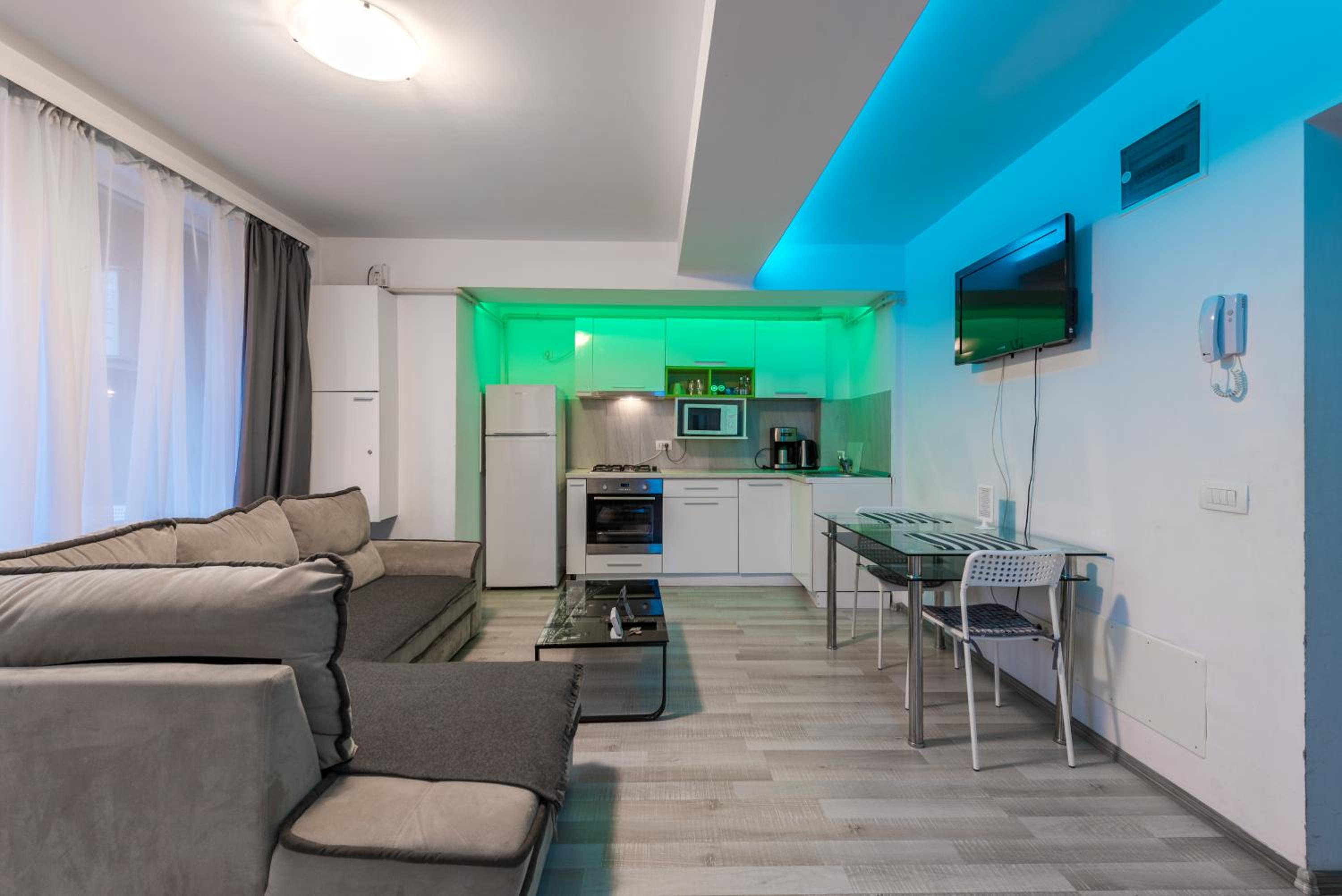 Apartment with Balcony - Photo 3