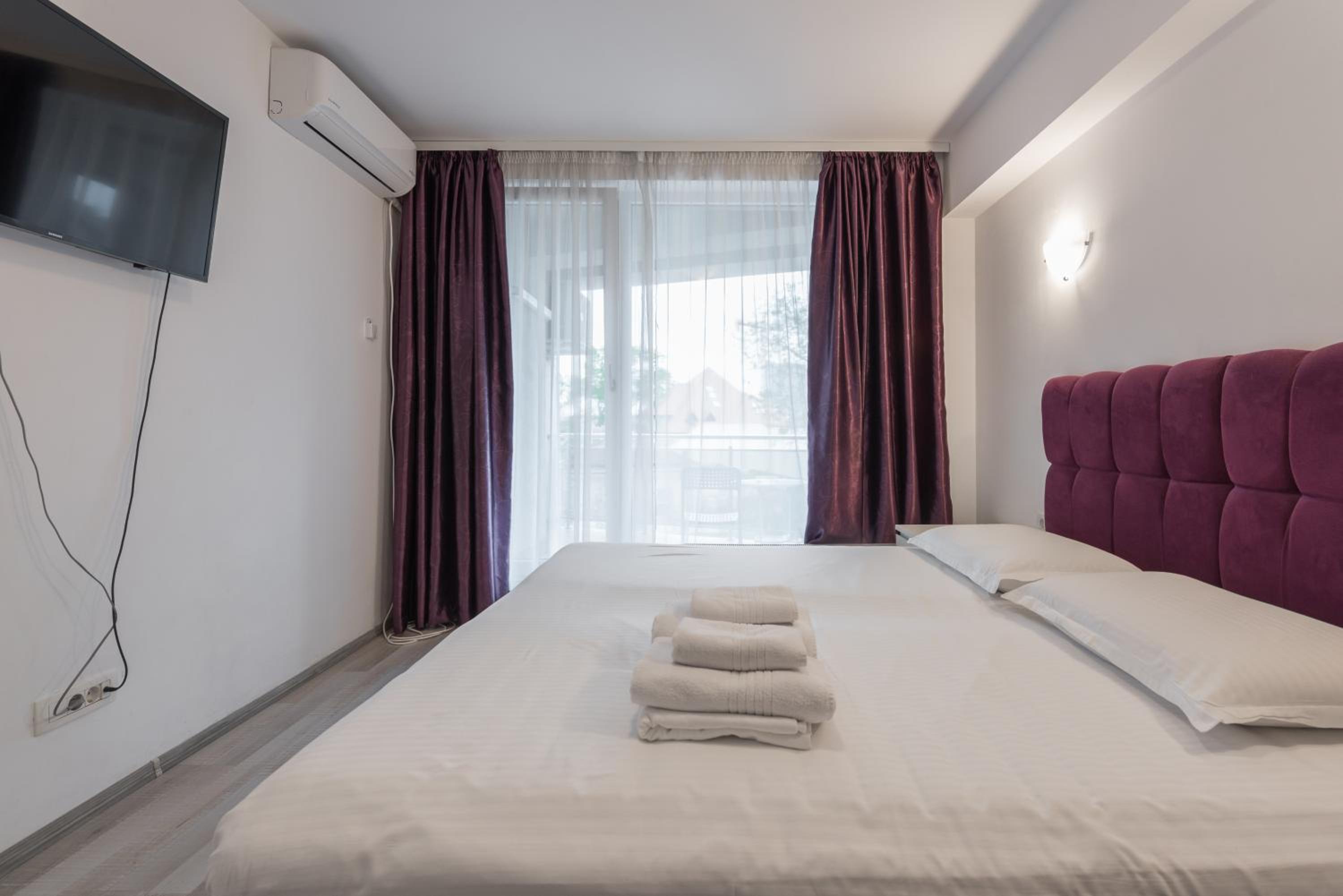 Apartment with Terrace - Photo 2