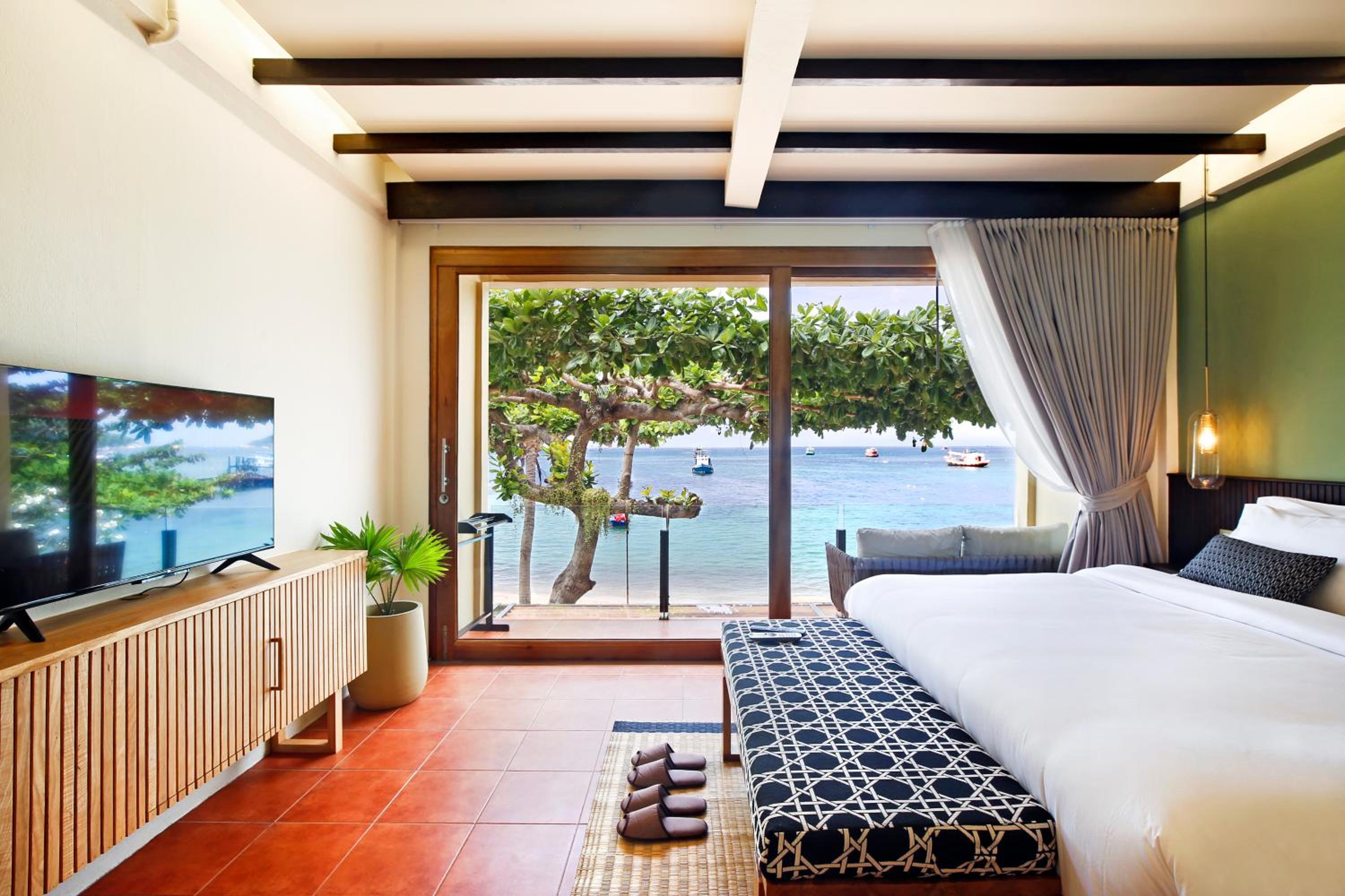 Beachfront Deluxe with Balcony - Photo 3