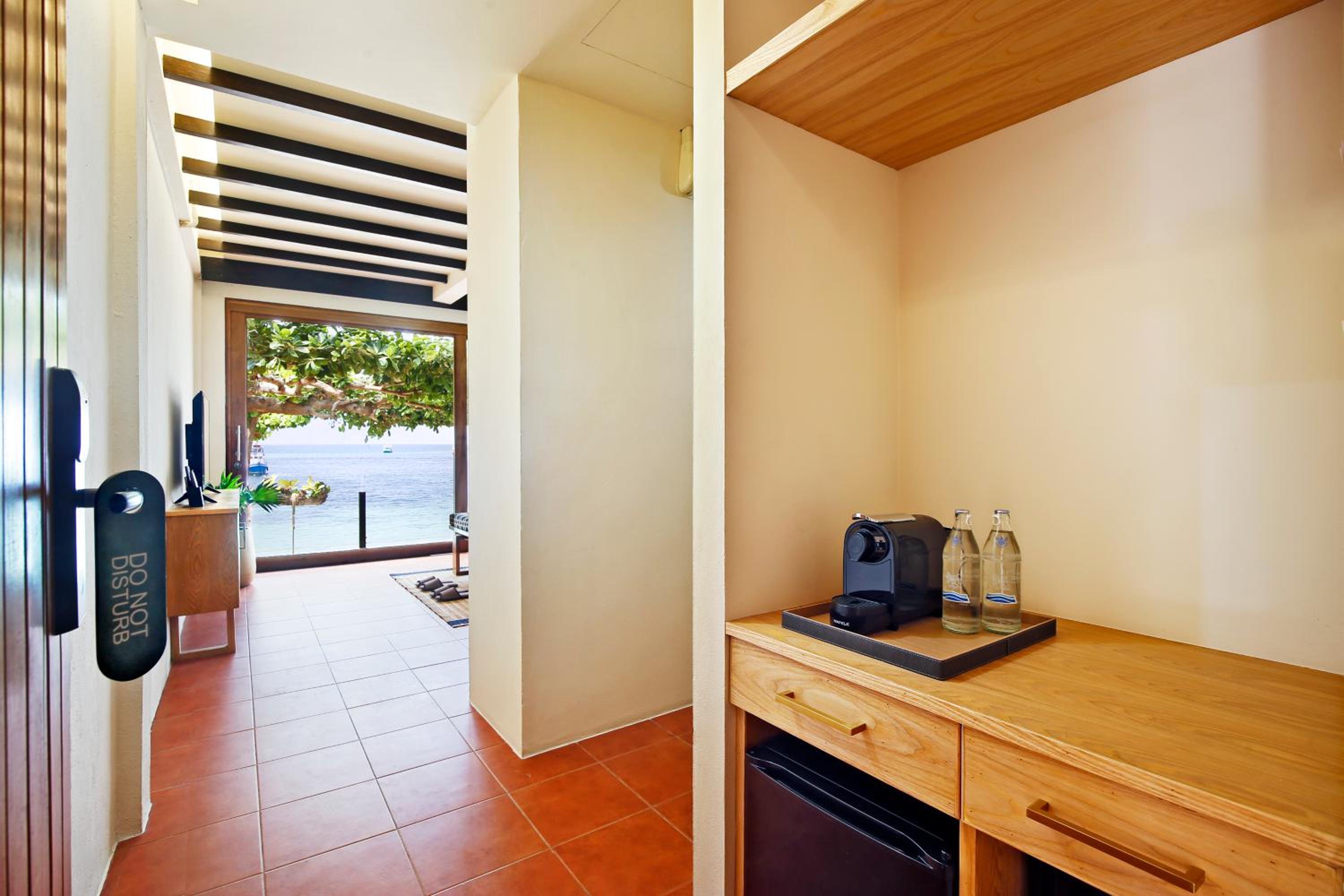 Beachfront Deluxe with Balcony - Photo 4