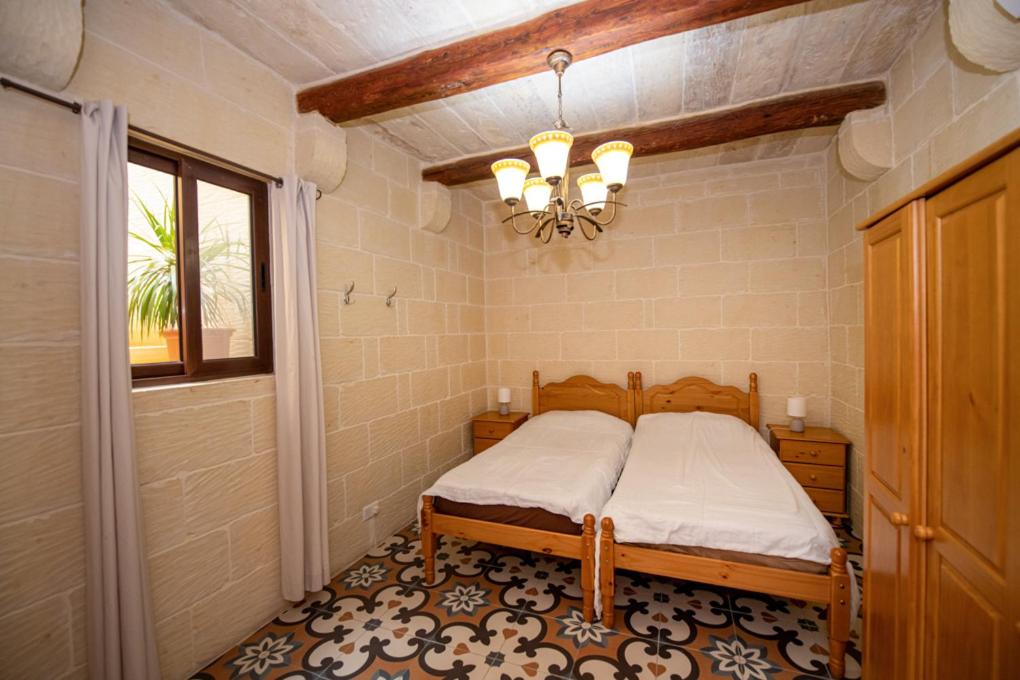 Five-Bedroom House photo 3