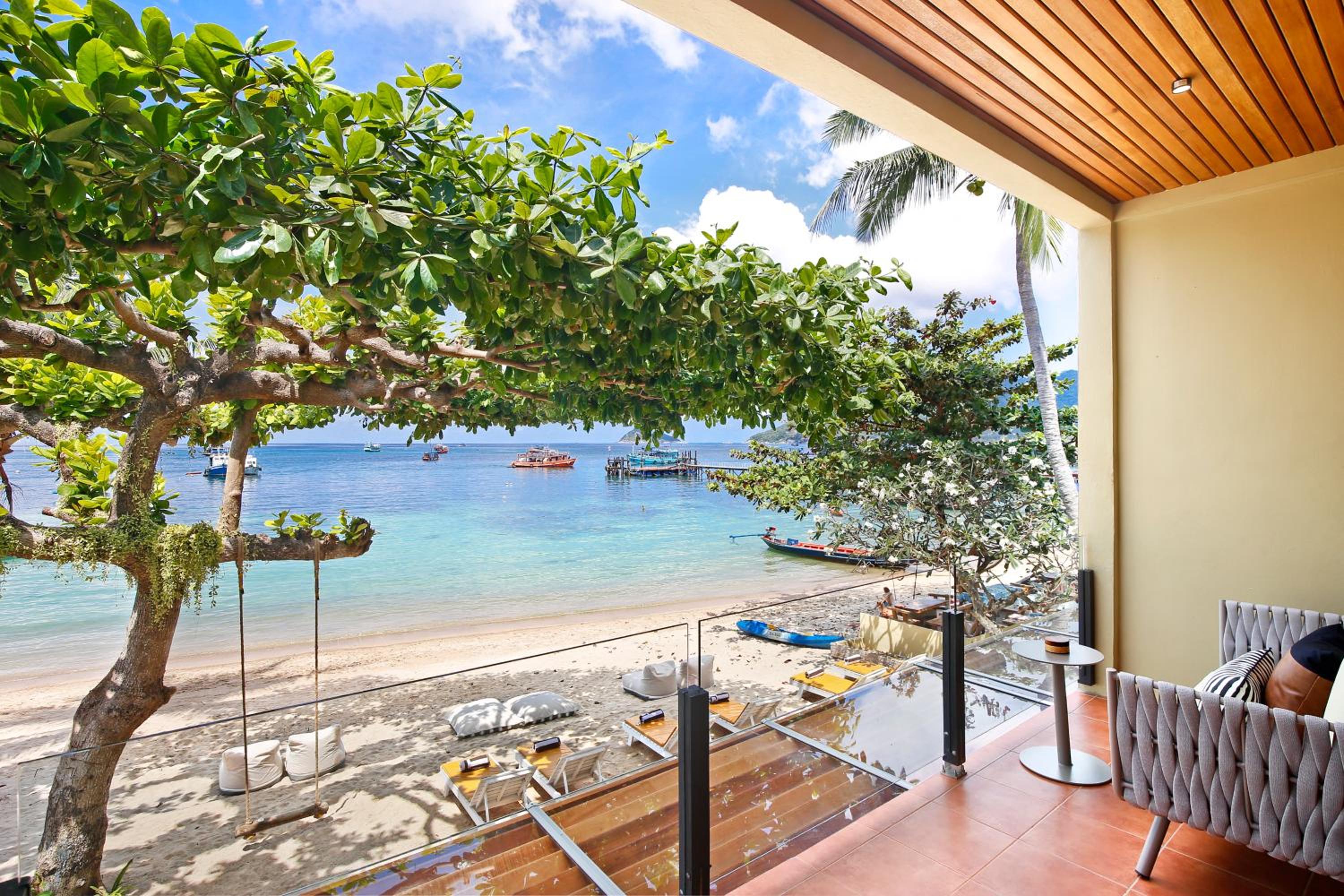 Beachfront Deluxe with Balcony - Photo 6