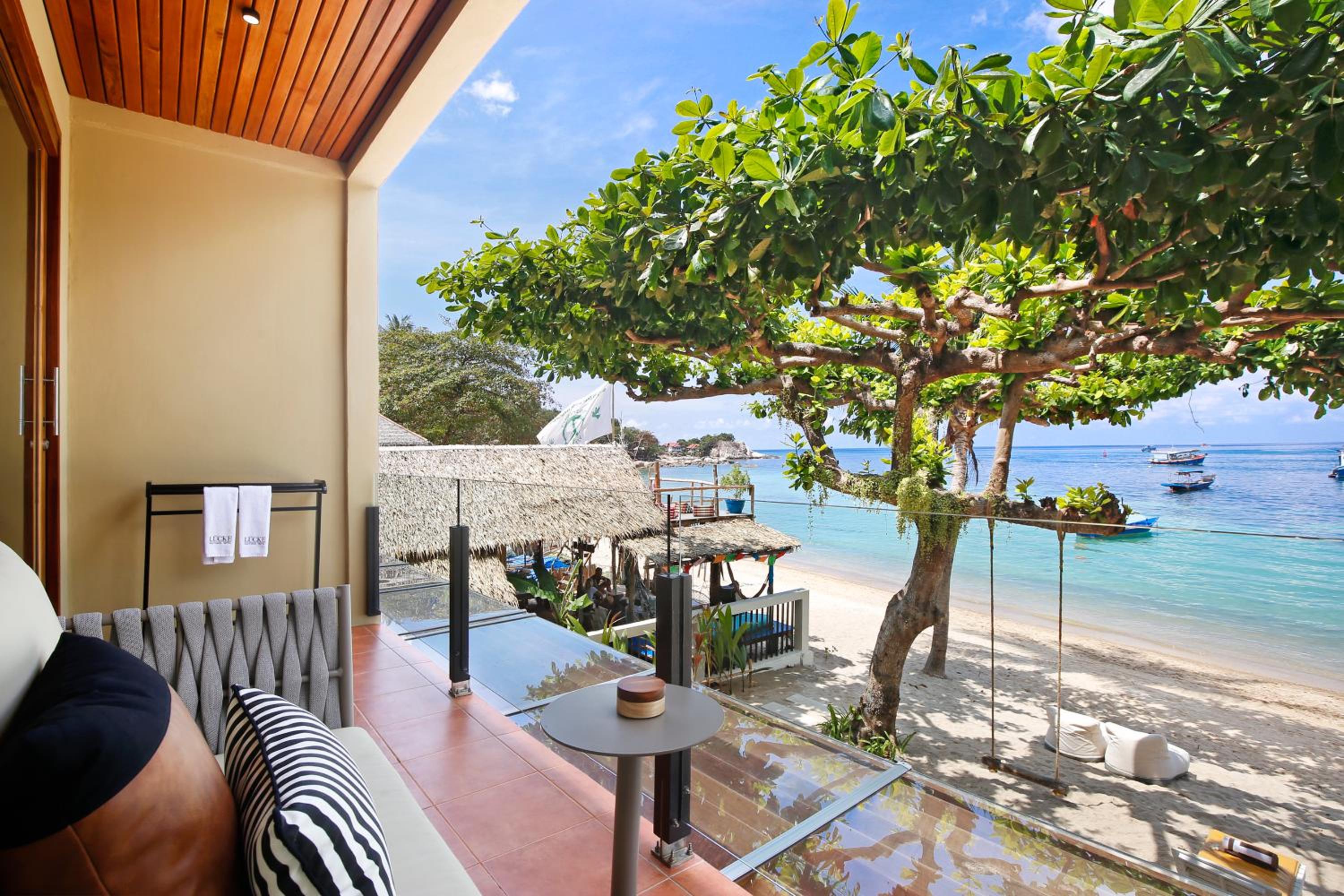 Beachfront Deluxe with Balcony - Photo 7