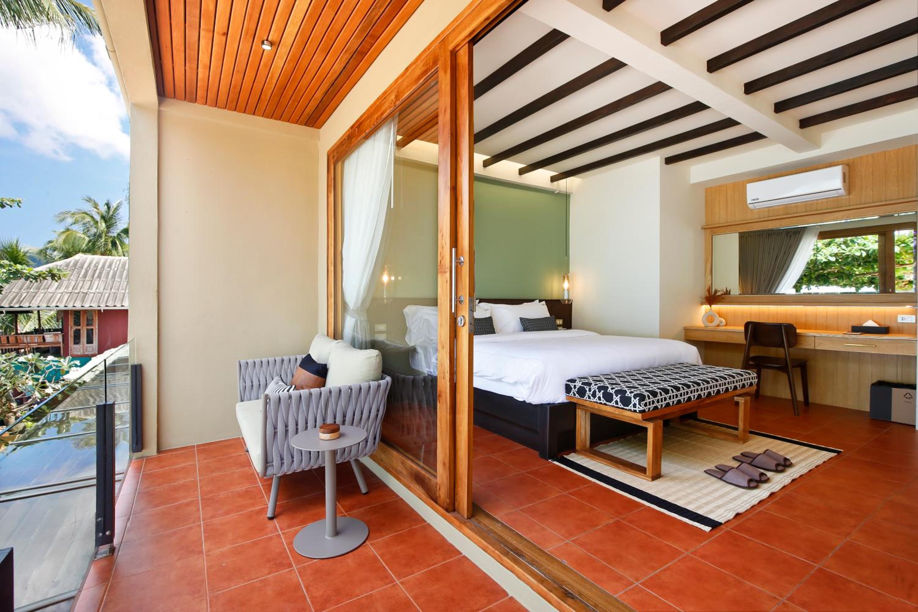 Beachfront Deluxe with Balcony - Photo 8