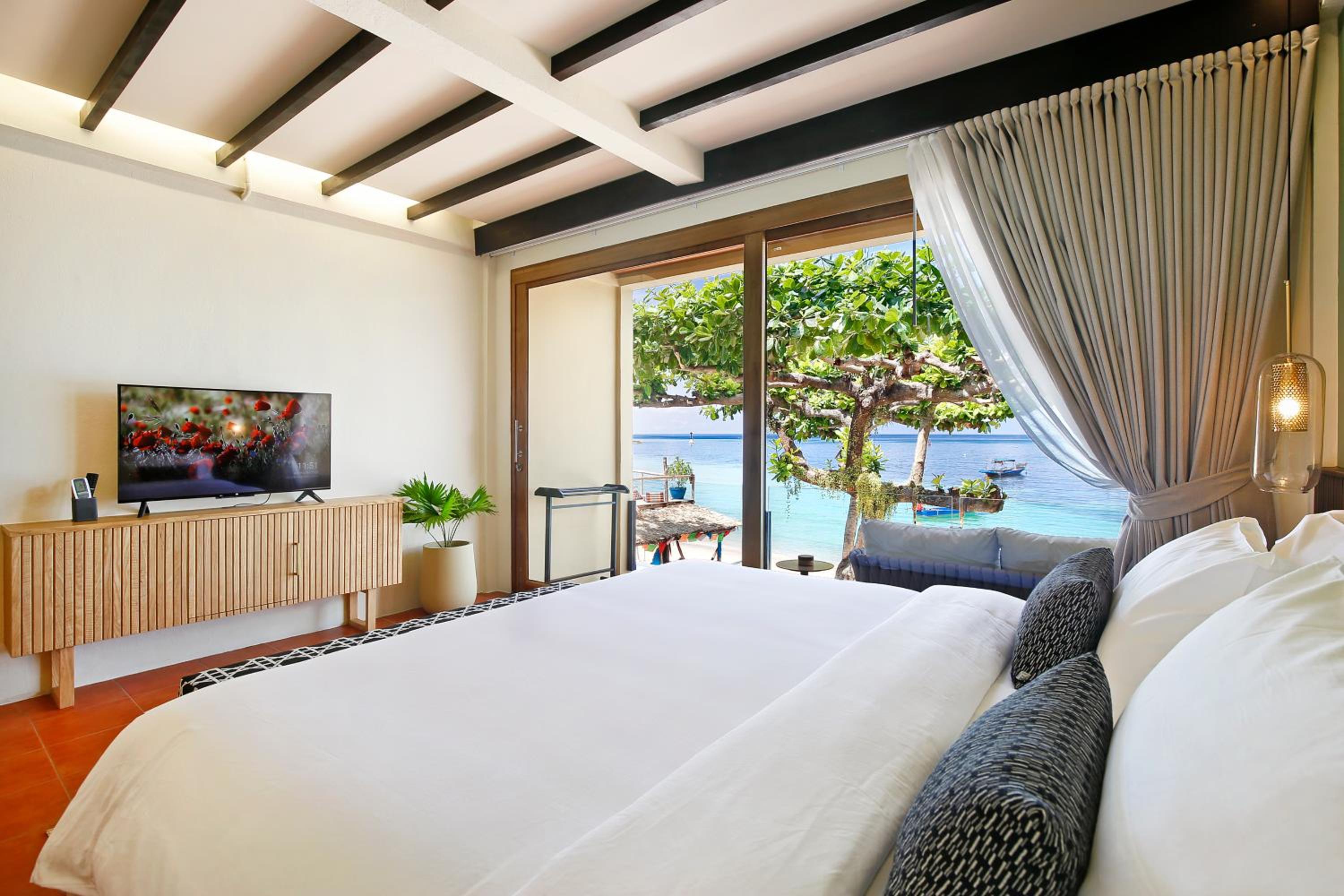 Beachfront Deluxe with Balcony - Photo 14