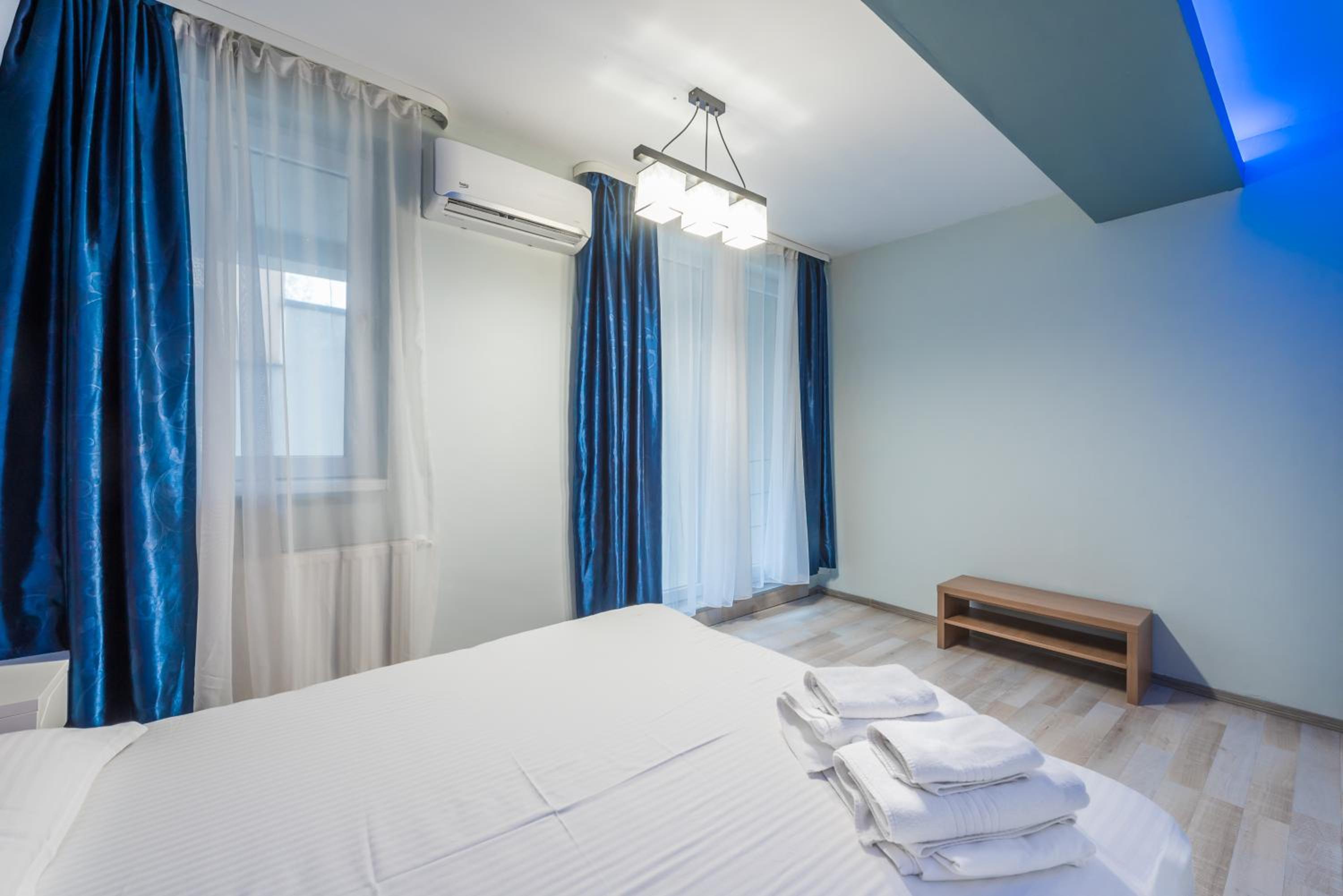 Three-Bedroom Apartment with Balcony - Photo 2
