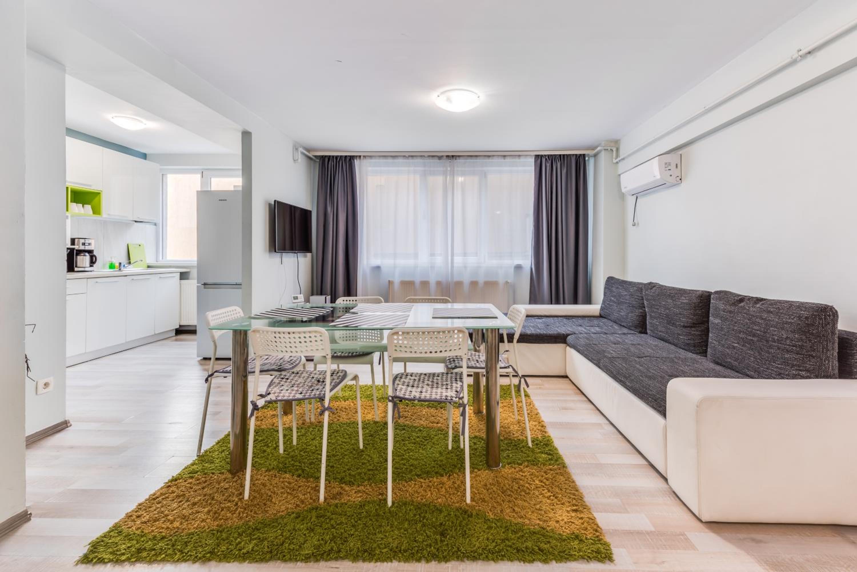 Three-Bedroom Apartment with Balcony - Photo 5