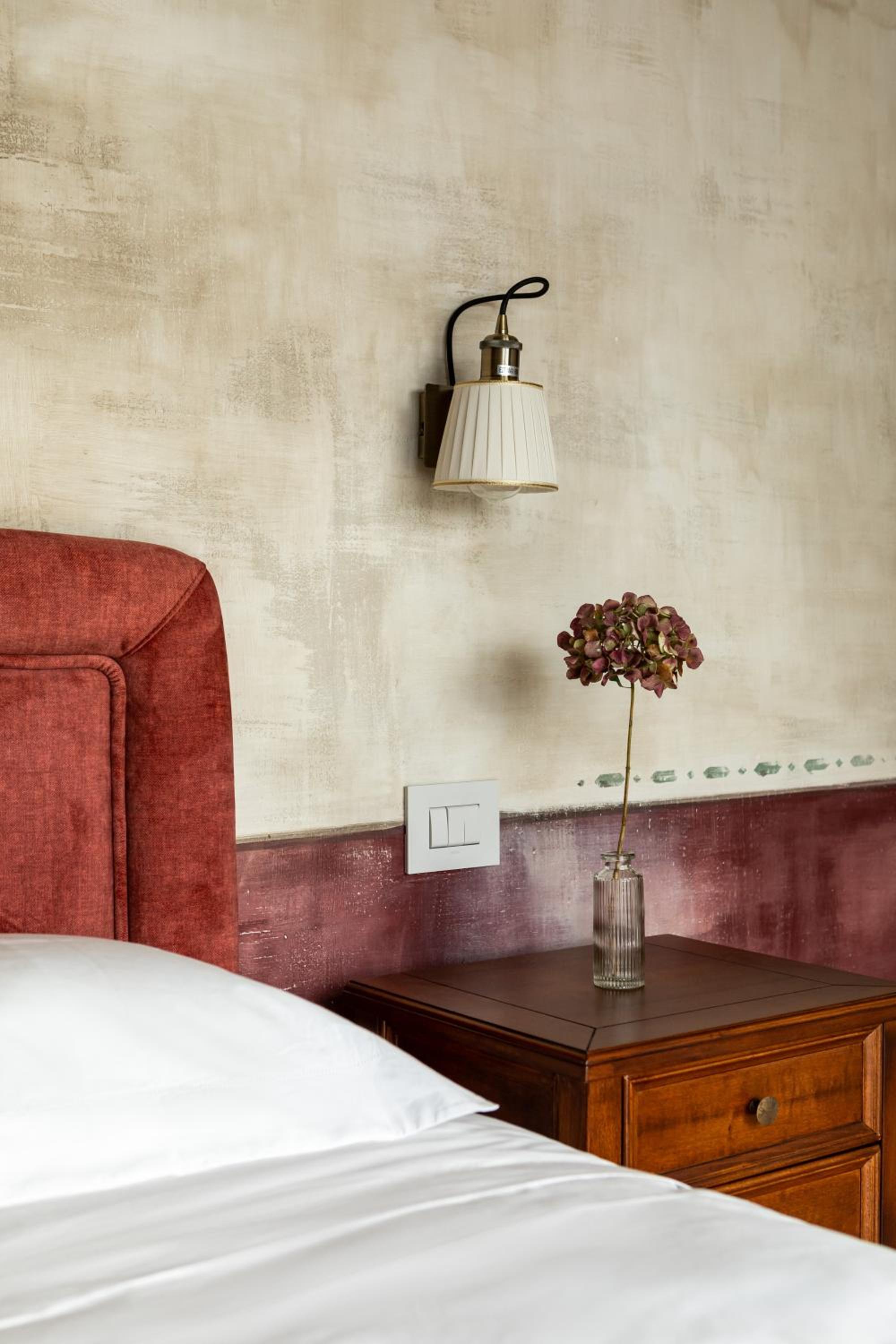 King Room with Balcony - Photo 5