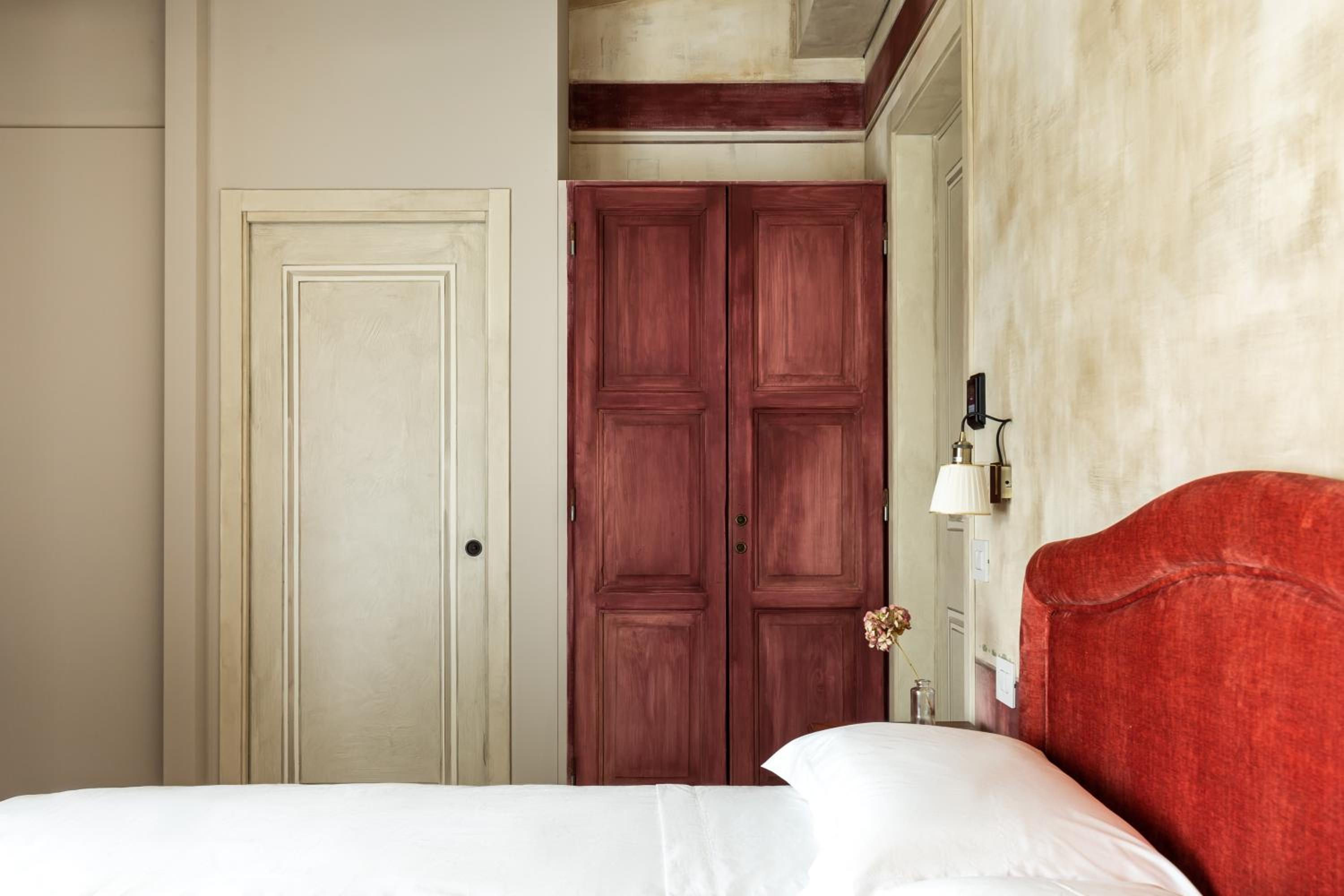 King Room with Balcony - Photo 6