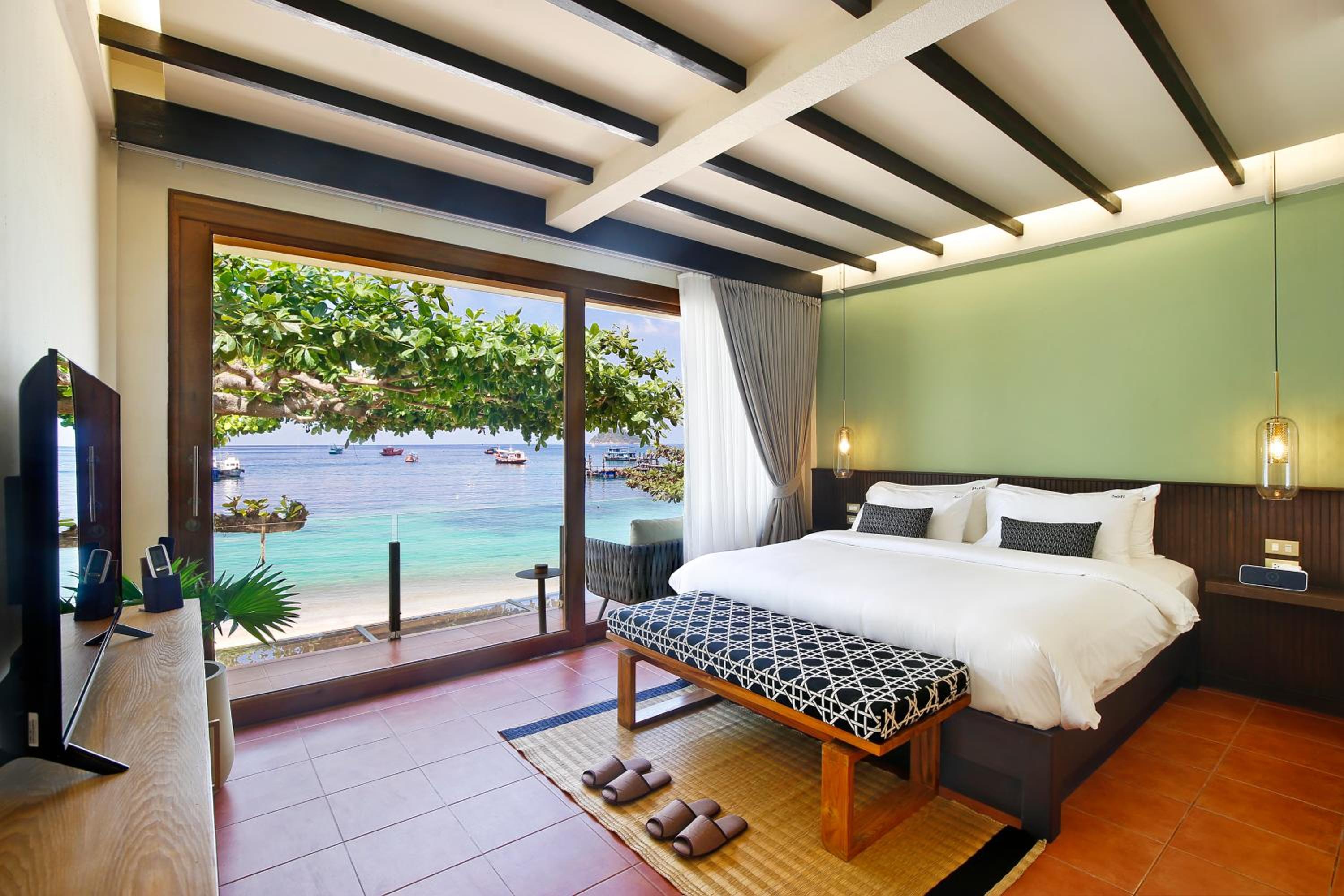 Beachfront Deluxe with Balcony - Photo 11