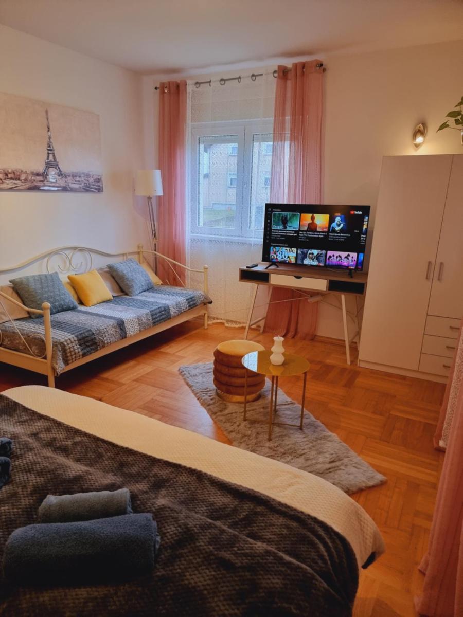 Economy Triple Room with Shared Bathroom photo 2