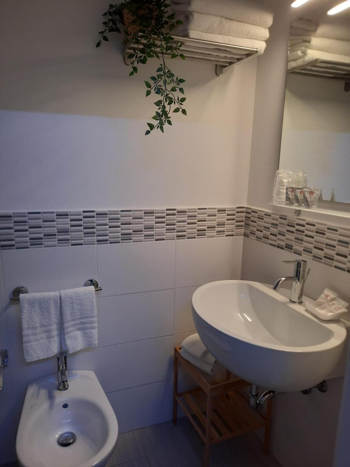 Budget Triple Room without Window photo 2