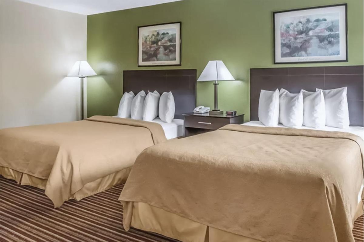 Queen Room with Two Queen Beds - Non-Smoking photo 2