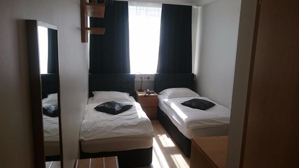 Twin Room with Private Bathroom - Photo 9