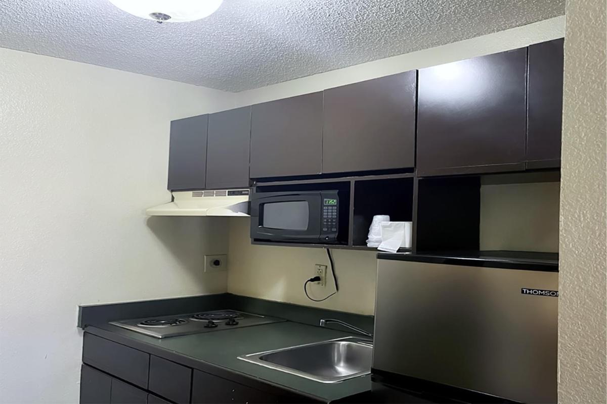 King Room with Roll-in Shower - Mobility Accessible/Non-Smoking photo 3