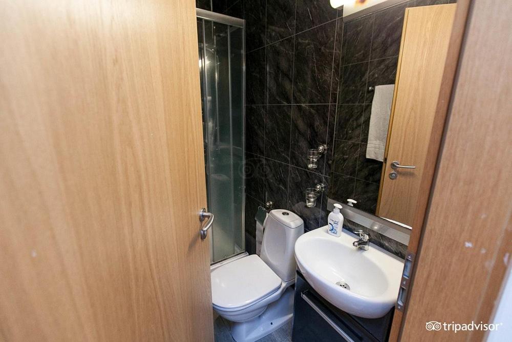 Double Room with Private Bathroom - Photo 12