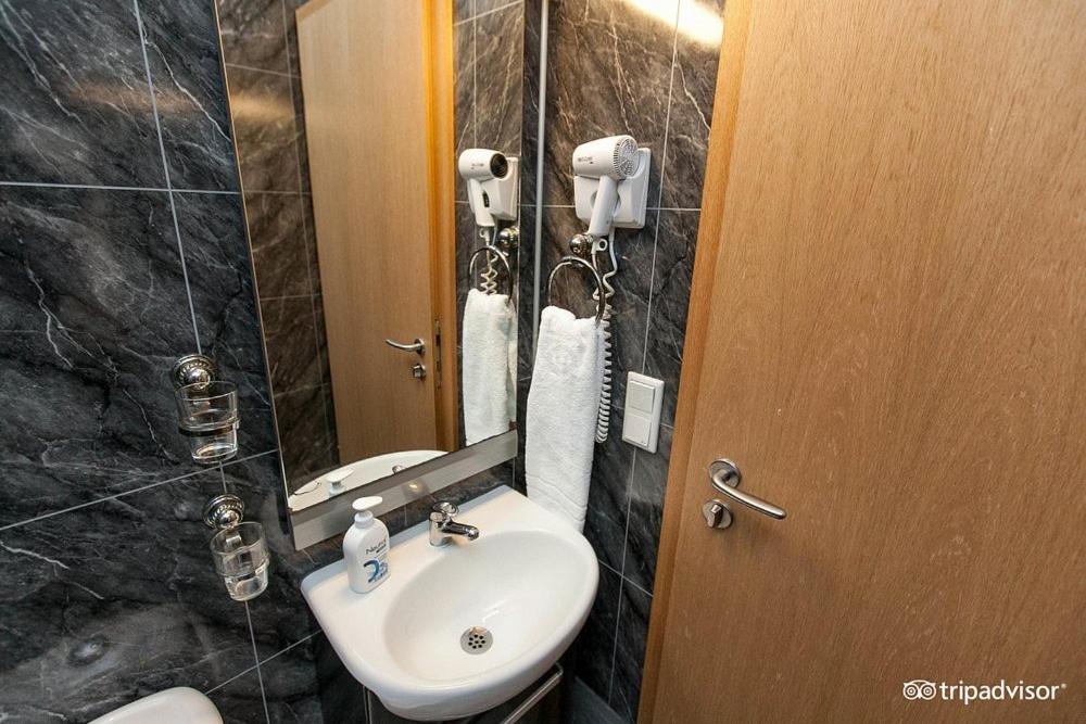 Double Room with Private Bathroom - Photo 5
