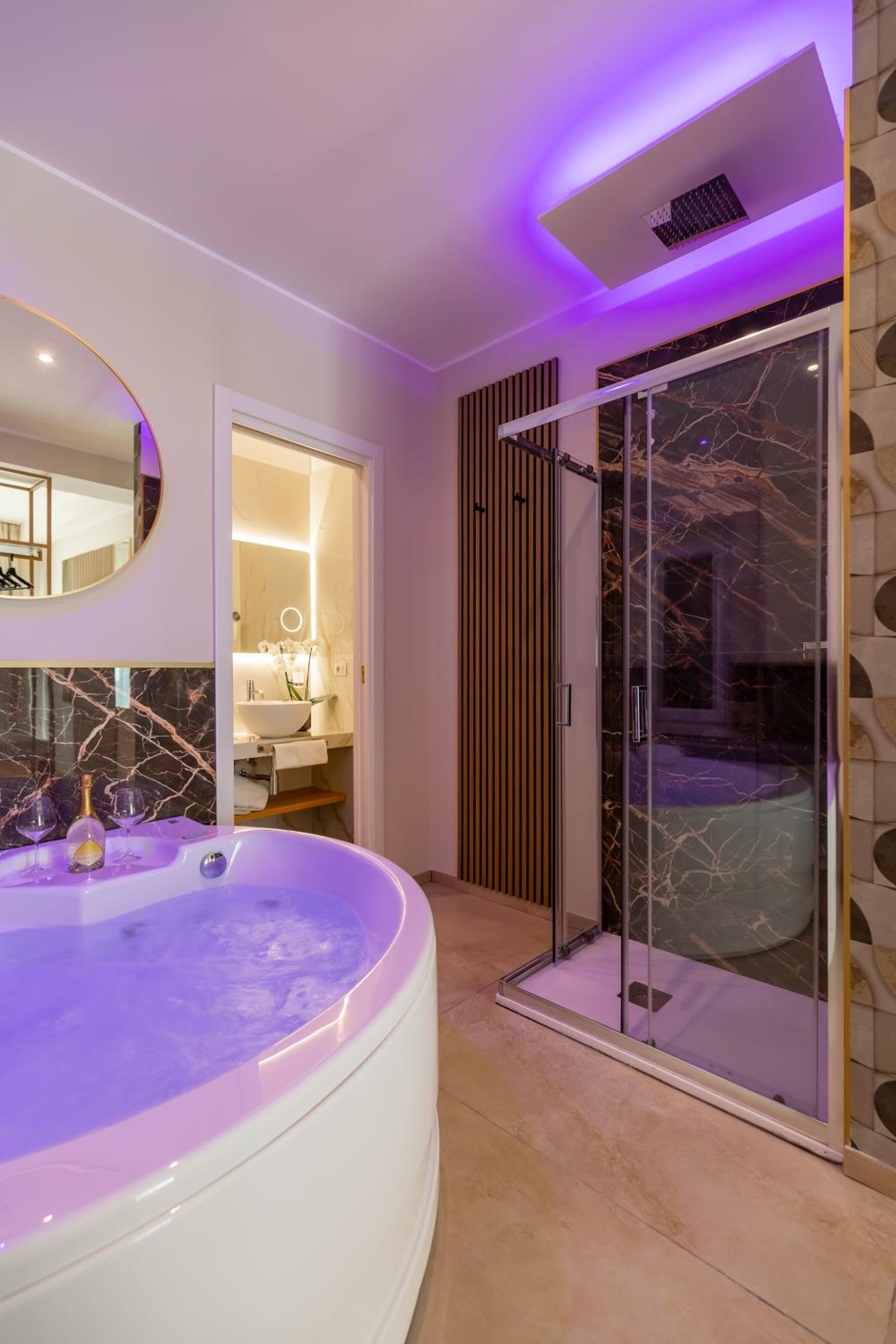 Suite with Spa Bath photo 3